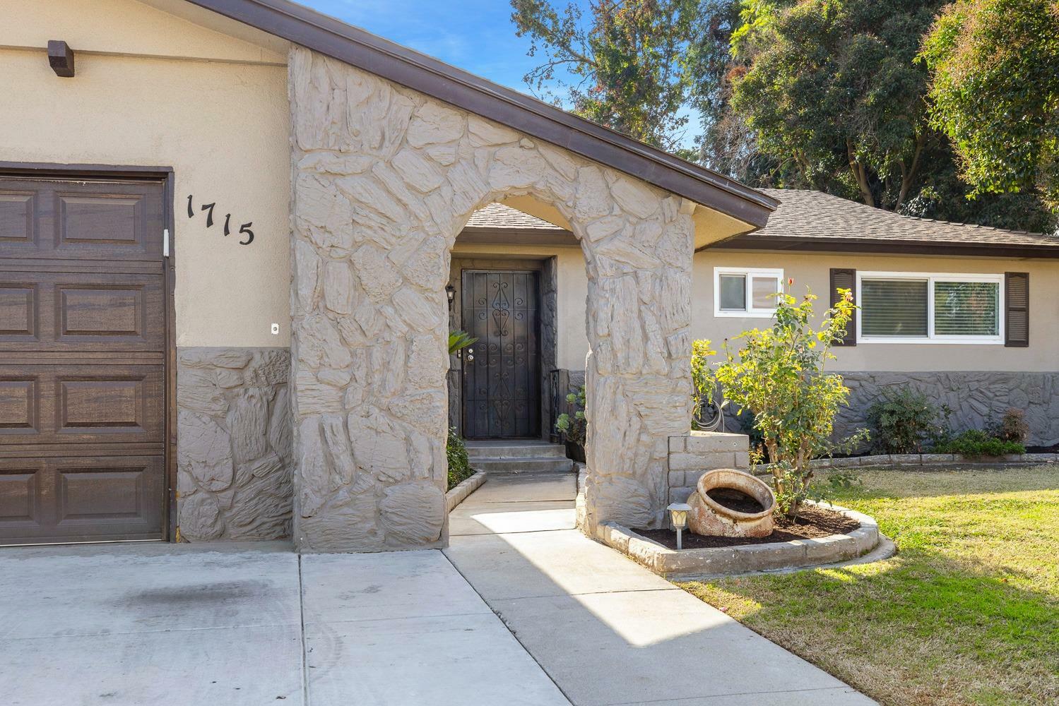 Property Photo:  1715 E Menlo Avenue  CA 93710 