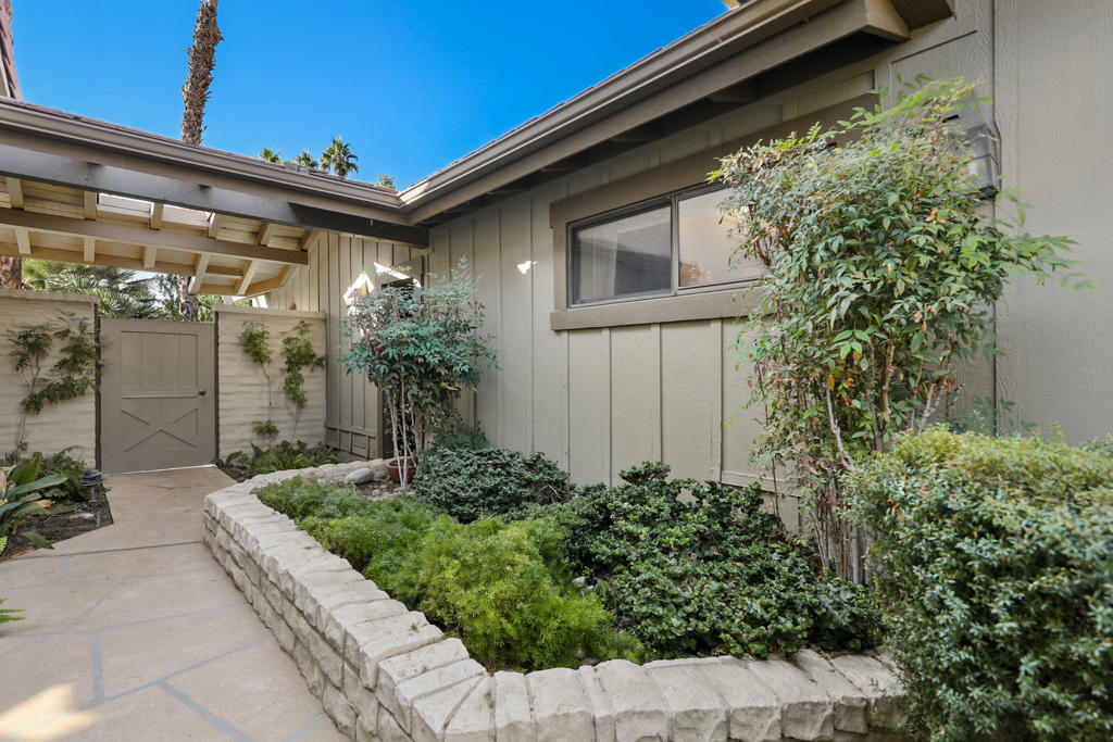 Property Photo:  226 Wagon Wheel Road  CA 92211 