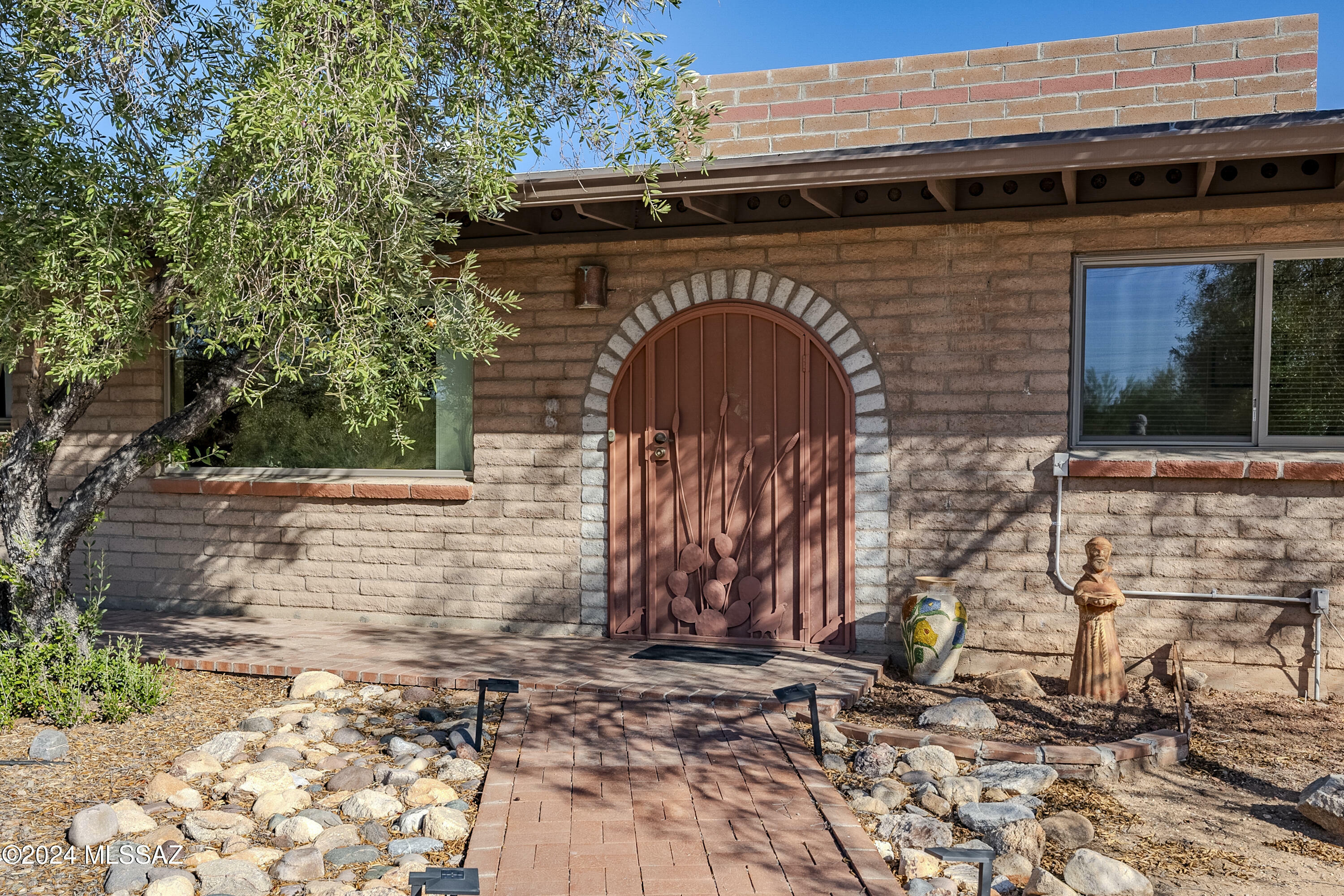 Property Photo:  8000 N El Tovar Place  AZ 85704 