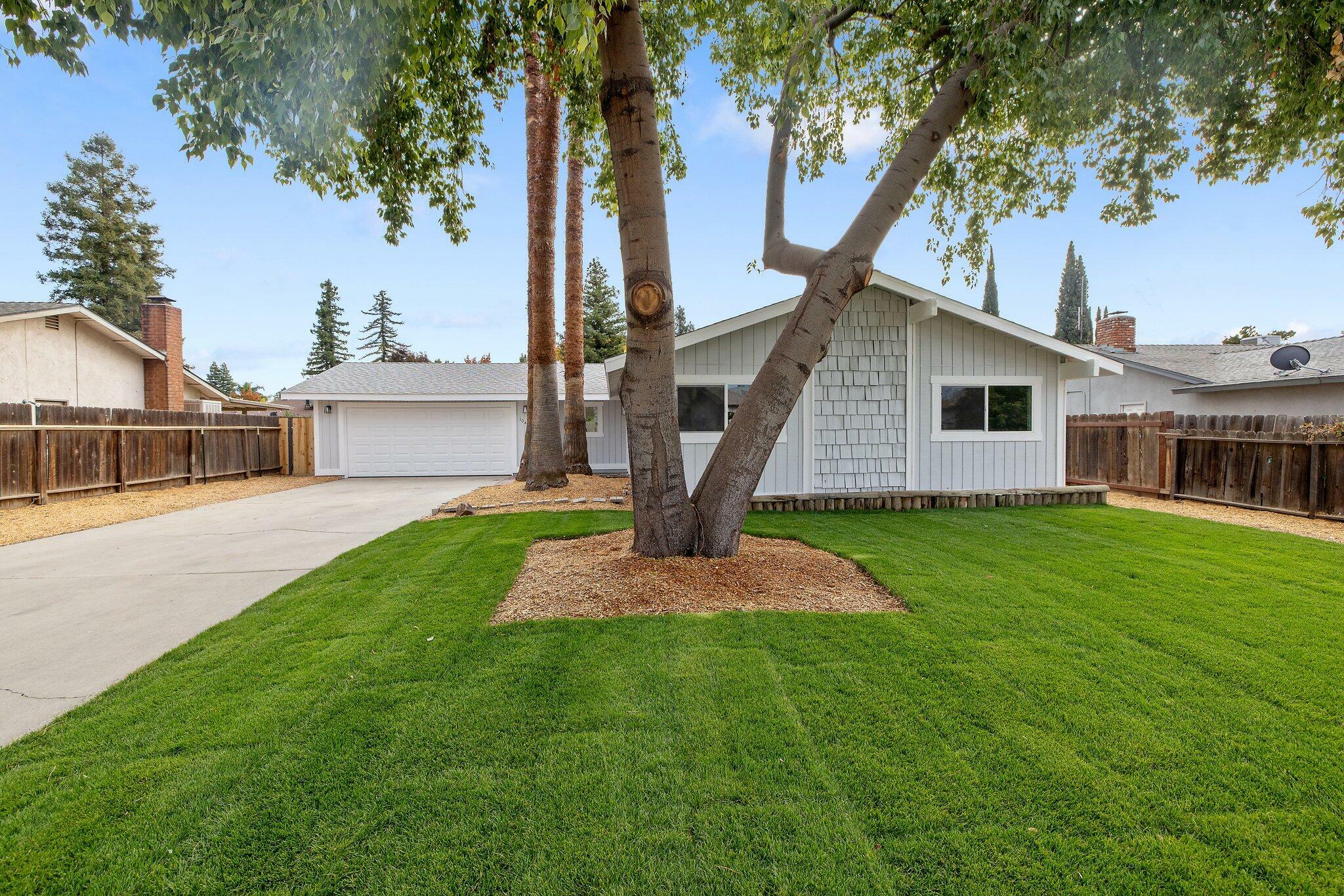 Property Photo:  1041 E Feemster Avenue  CA 93292 