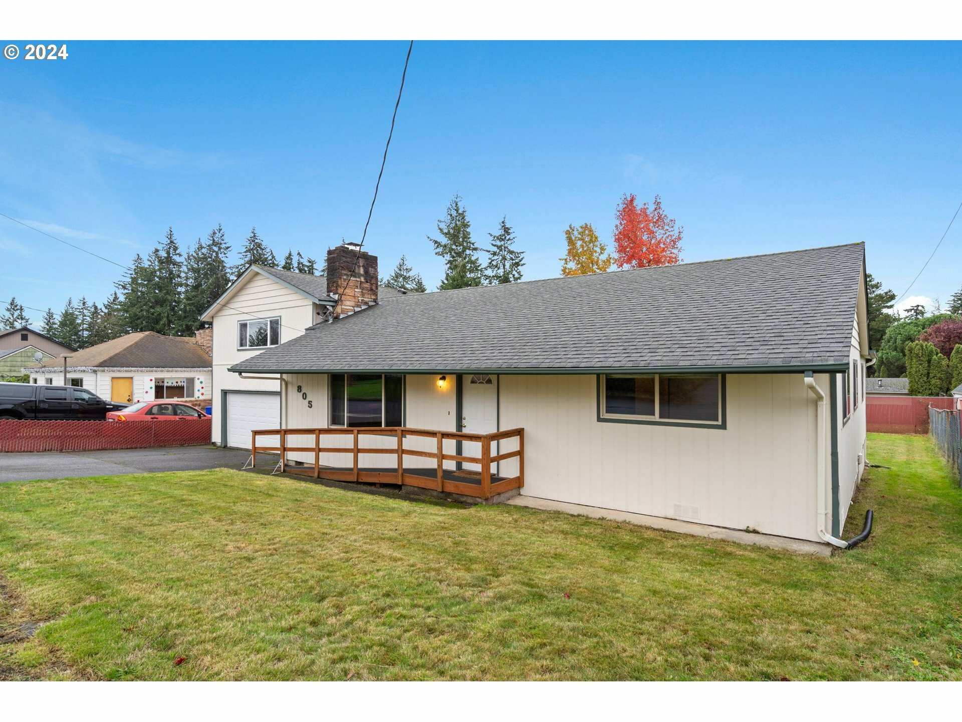 Property Photo:  805 N 16th Ave  WA 98626 