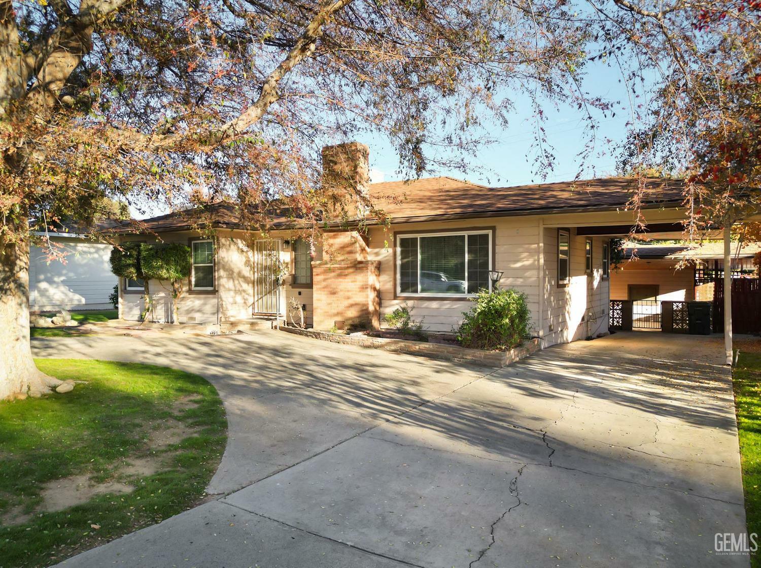 Property Photo:  1735 Los Robles Drive  CA 93306 