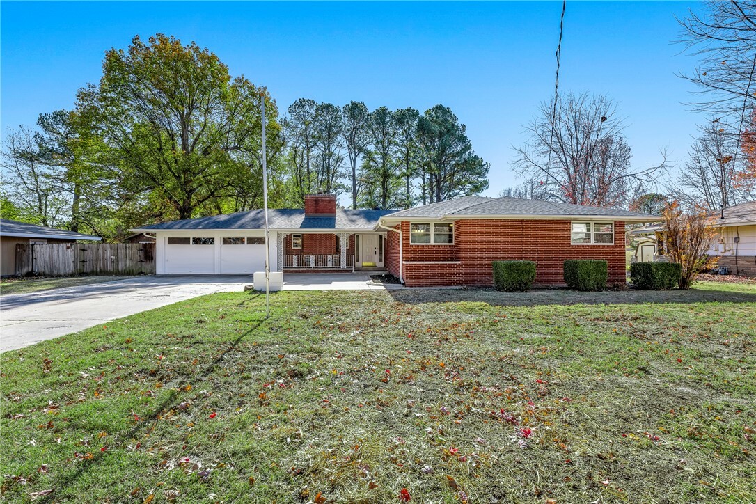 Property Photo:  1709 W Emma Avenue  AR 72762 