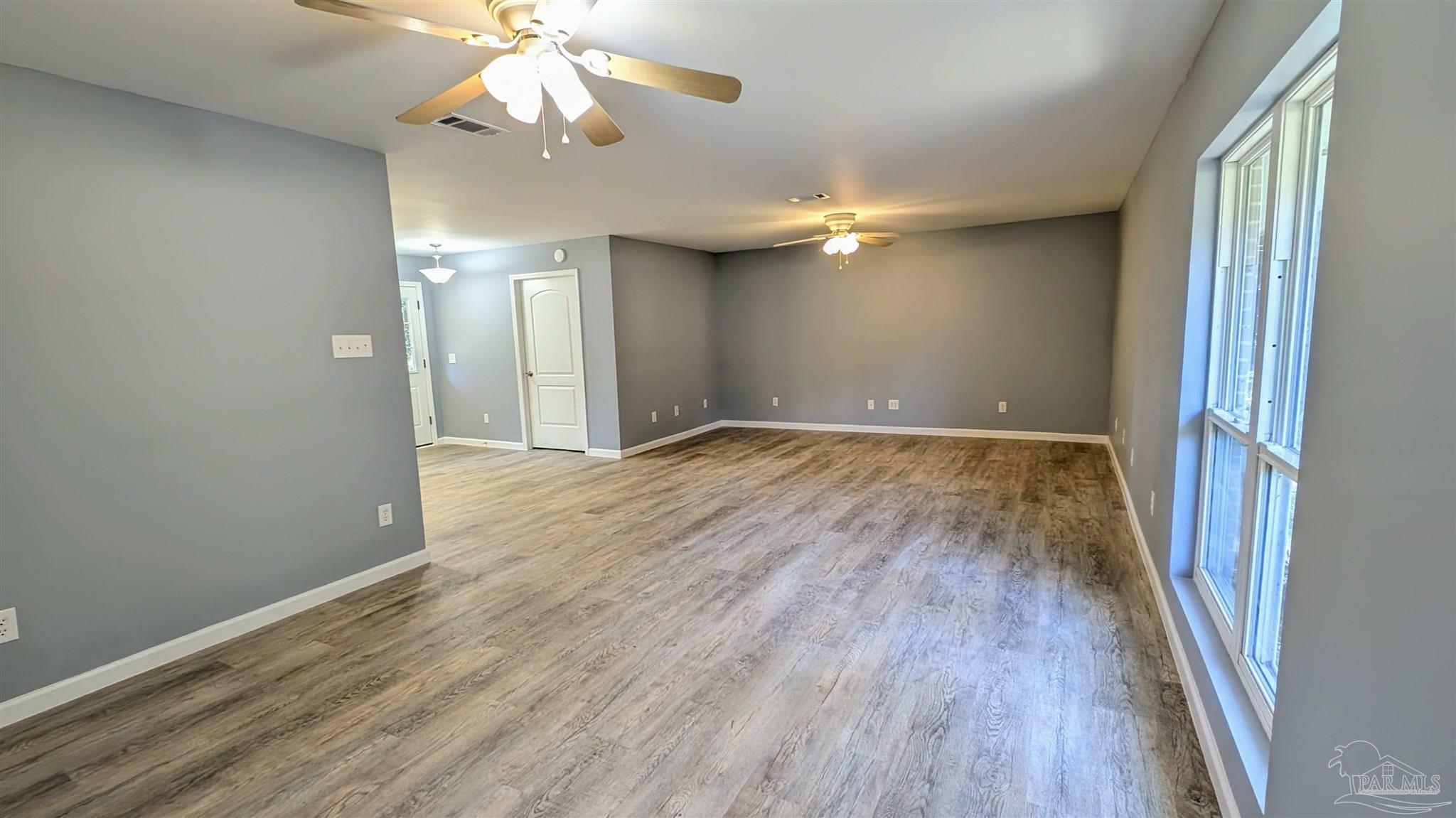 Property Photo: 6818 Roundup Ln FL 32570