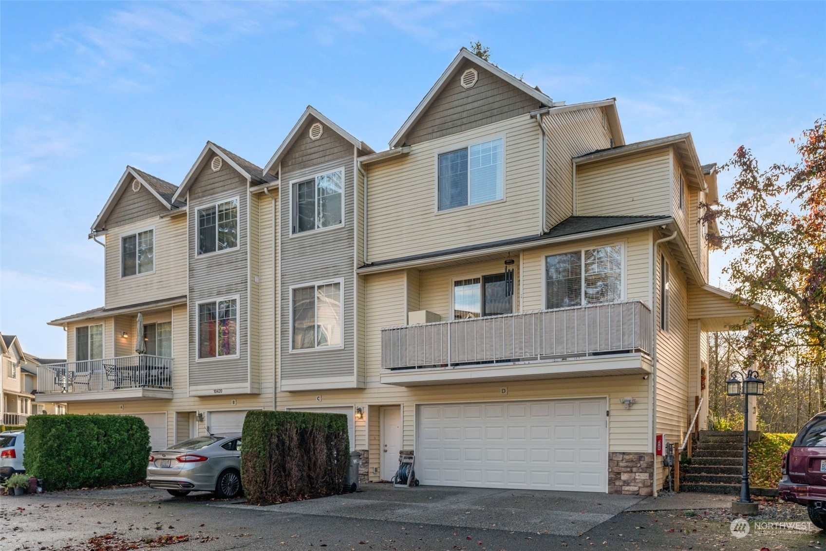 Property Photo:  10420  Holly Dr D  WA 98204 