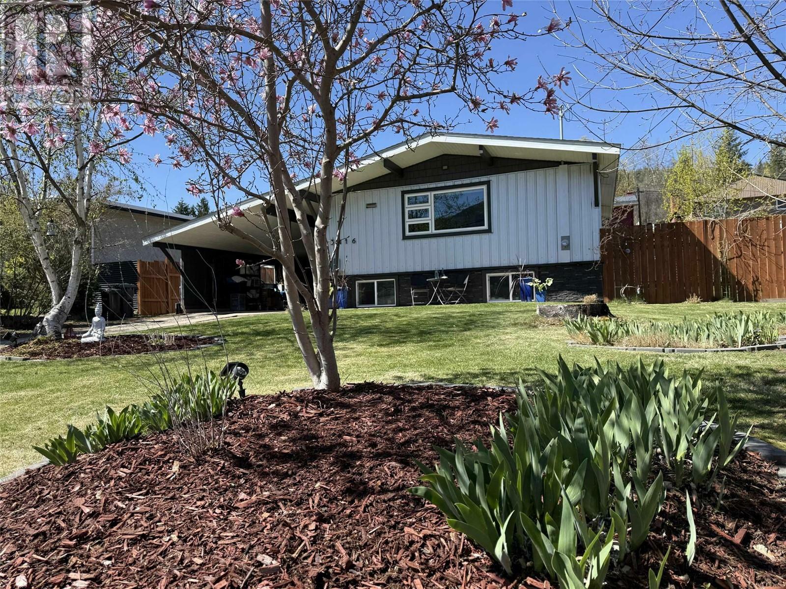 Photo de la propriété: 3416 8th Avenue BC V1N 2Y4