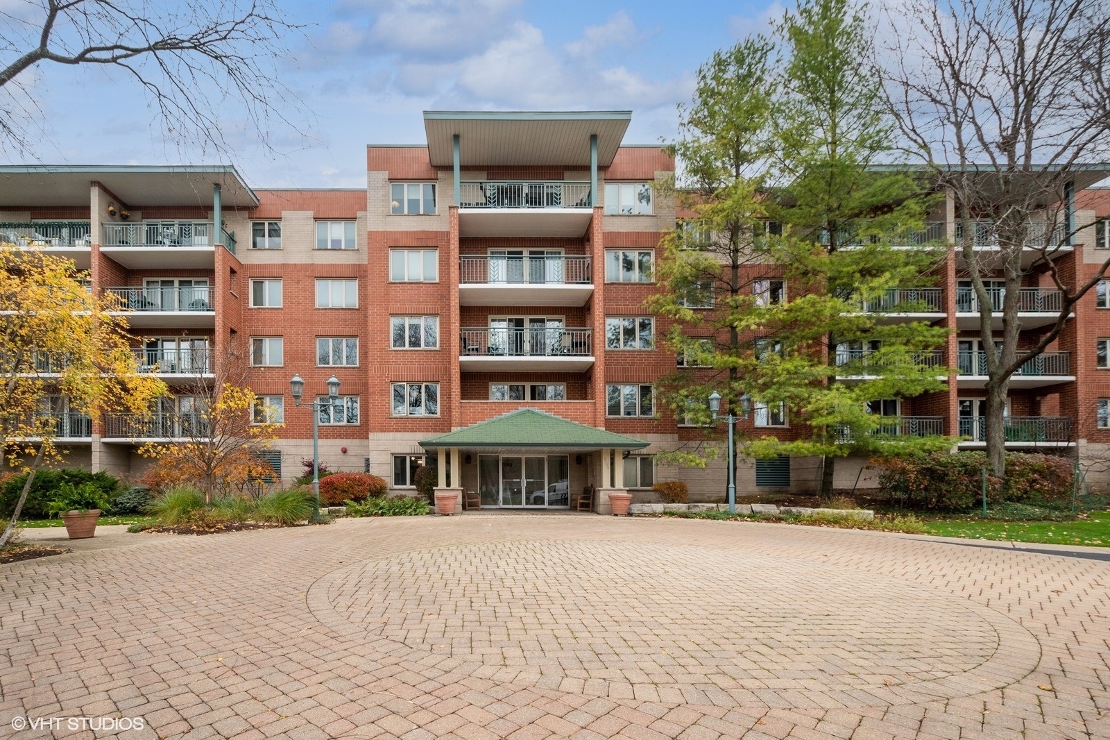 Property Photo: 3950 W Bryn Mawr Avenue 302 IL 60659