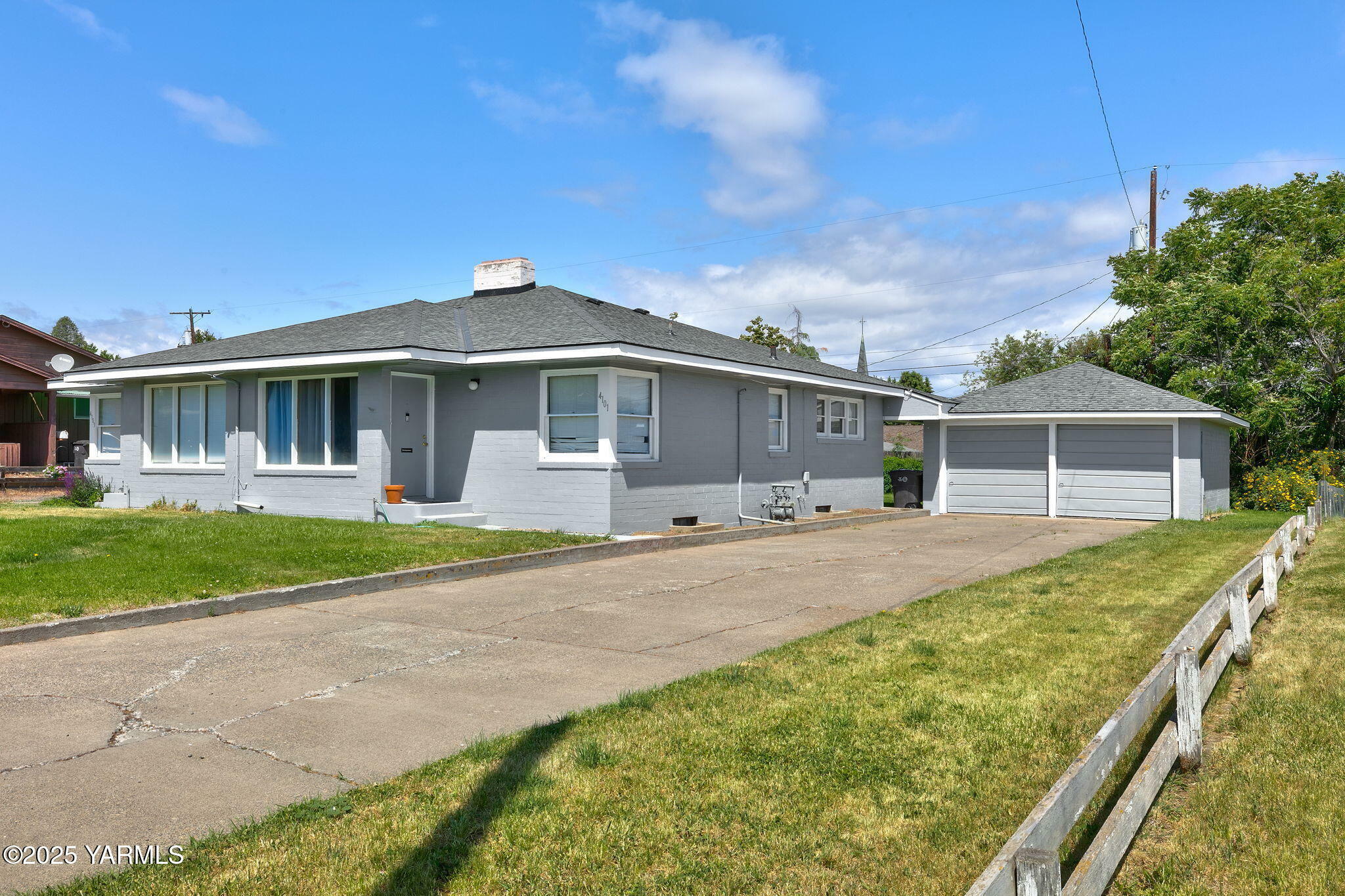 Property Photo: 4101/4103 W Lincoln Ave WA 98908
