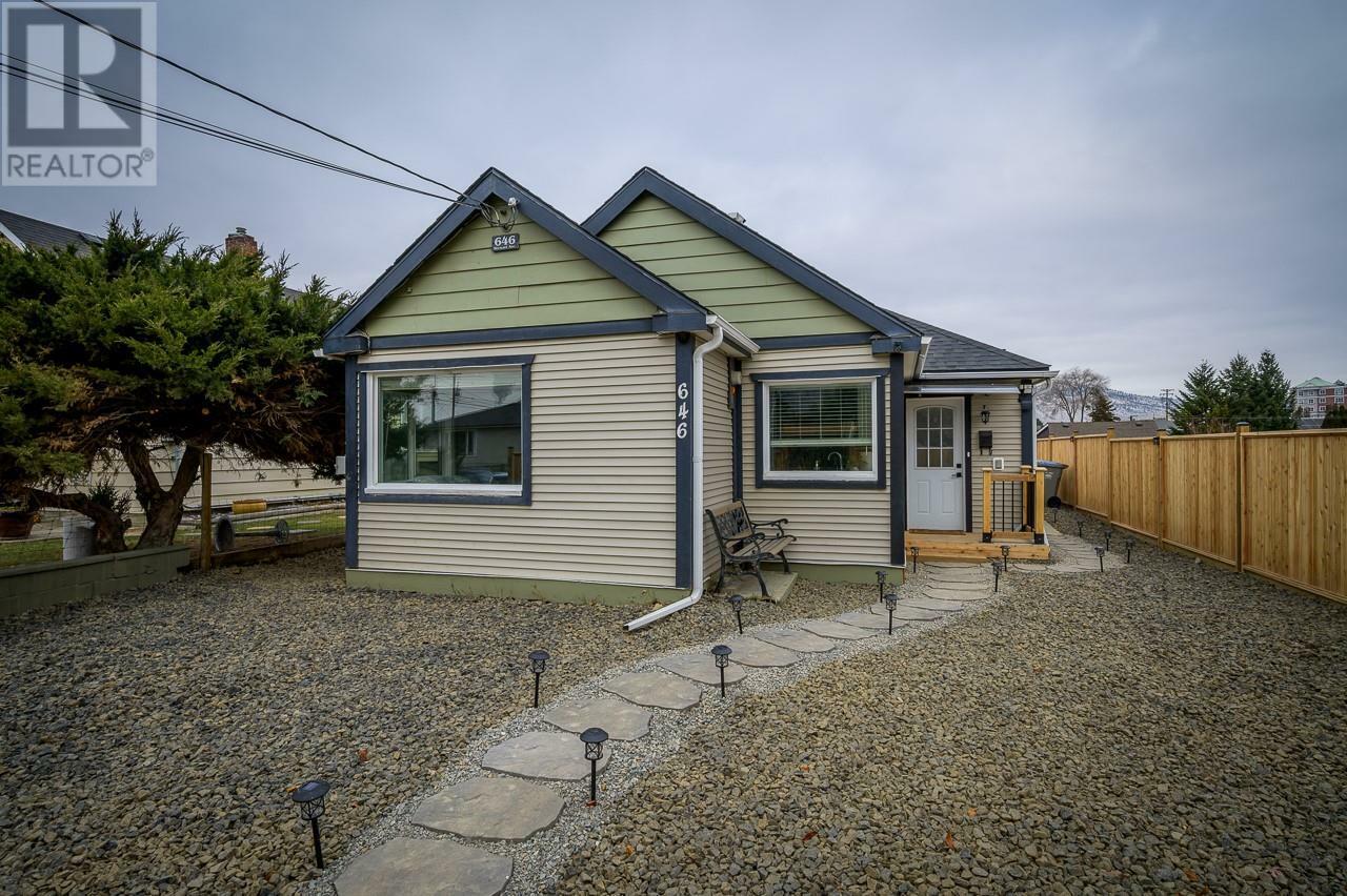 Property Photo:  646 Stewart Avenue  BC V2B 3W6 