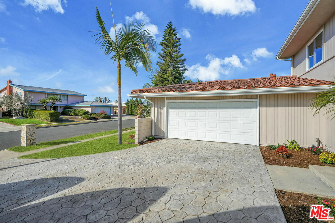 Property Photo:  28436   Lomo Dr  CA 90275 