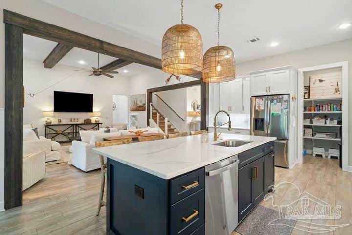 Property Photo: 1404 E Shores Blvd FL 32563