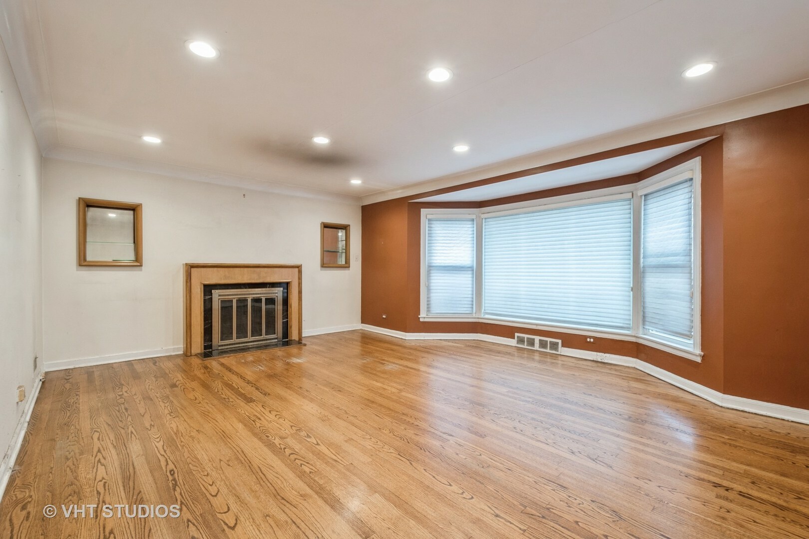 Property Photo:  6739 N Mozart Street  IL 60645 