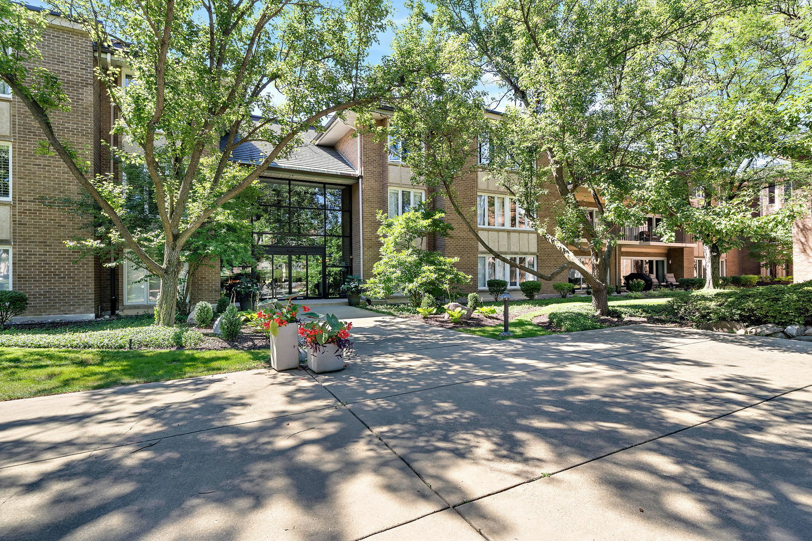 Property Photo:  2 Oak Brook Club Drive B311  IL 60523 