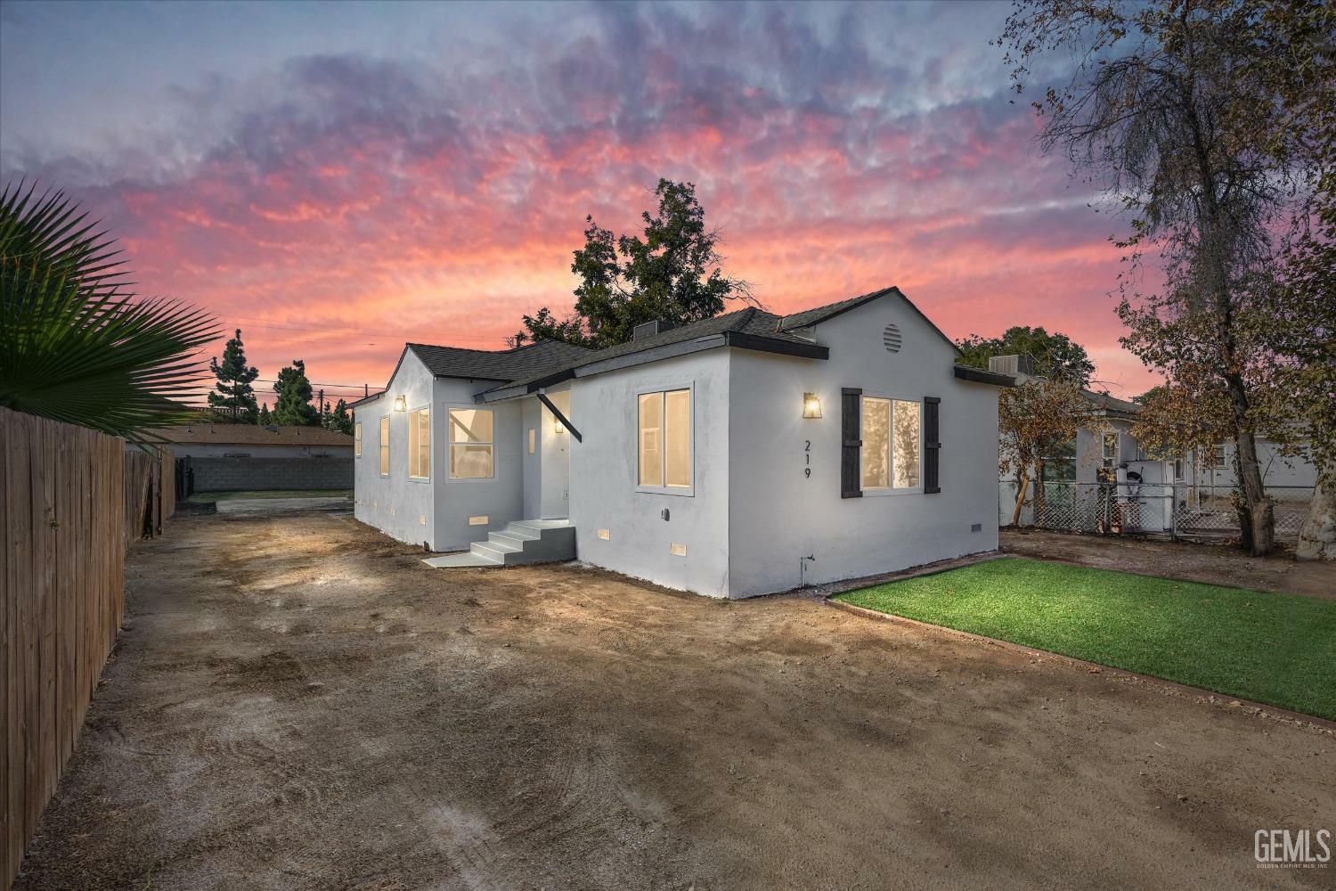 Property Photo:  219 8th Street  CA 93304 