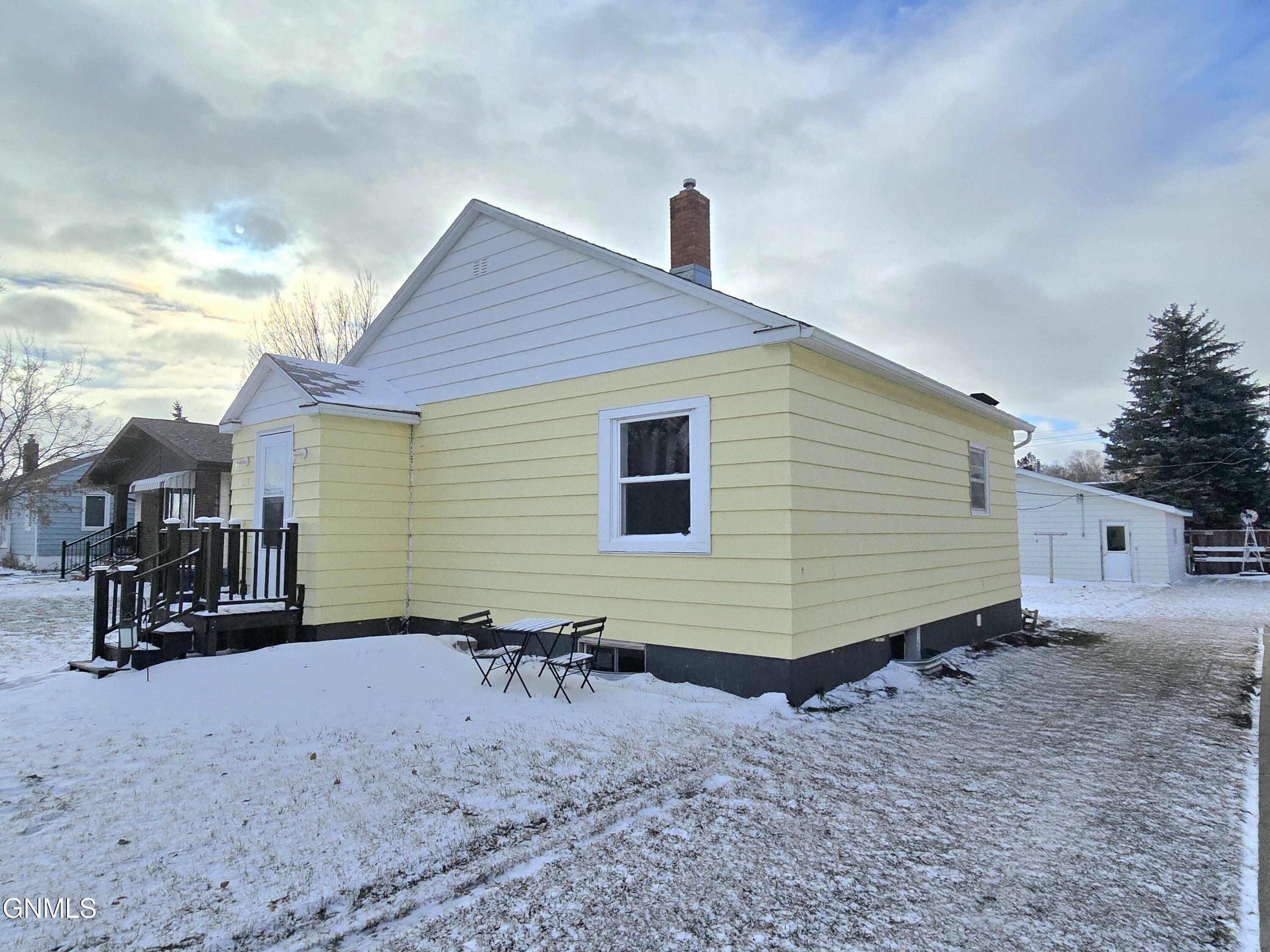 Property Photo:  213 1st Avenue NE  ND 58523 