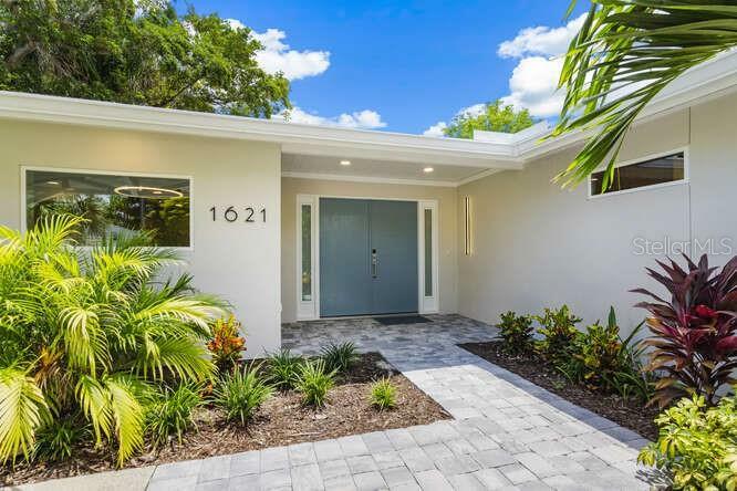 Property Photo:  1621 Pine Bay Drive  FL 34231 