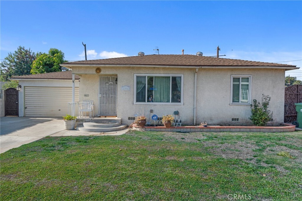 Property Photo: 10900 Saragosa Street CA 90606