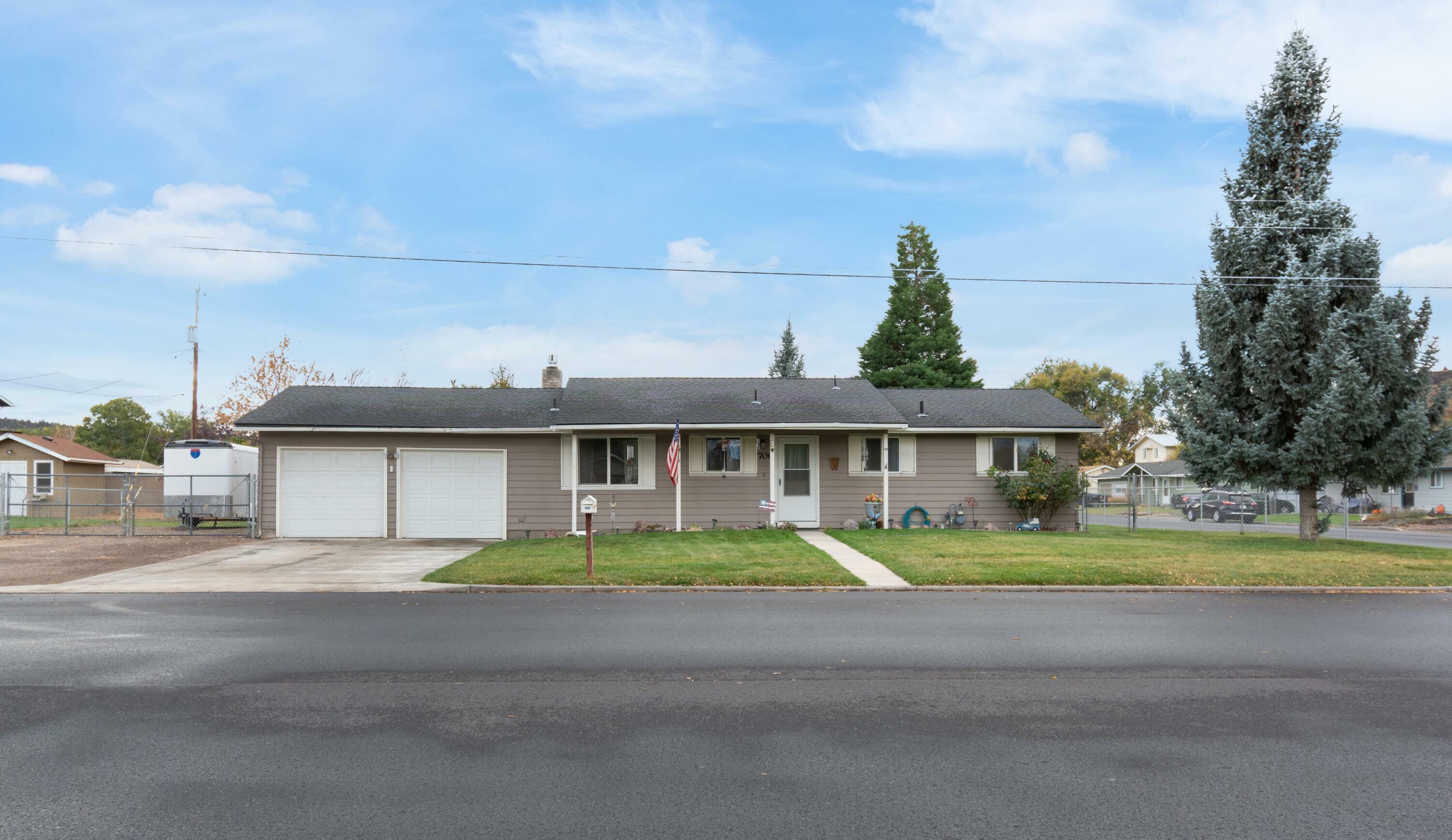 Property Photo:  706 SE 5th Street  OR 97754 