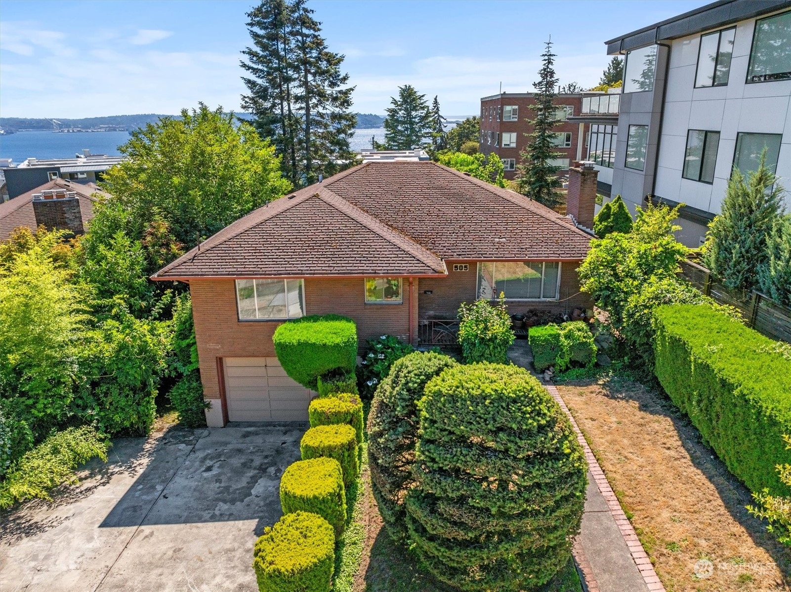 Property Photo:  505 W Kinnear Place  WA 98119 