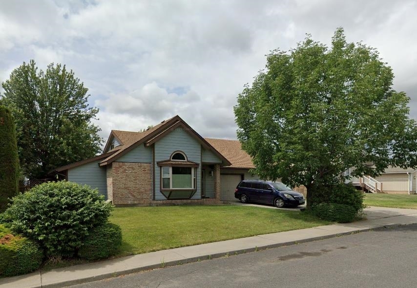 Property Photo:  700 Irene Pl  WA 99004-2334 