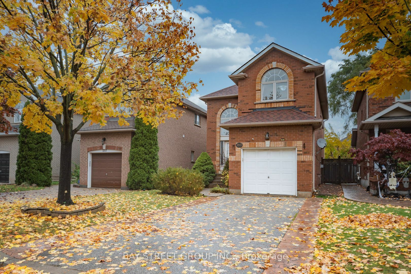 Property Photo:  2513 Longridge Cres  ON L6H 6S2 