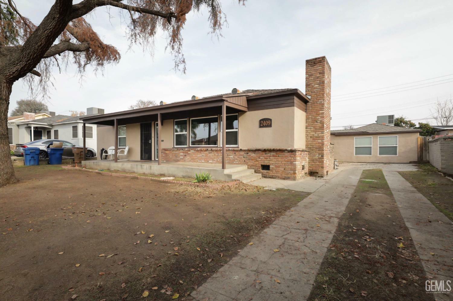 Property Photo:  2409 Lomita Verde Drive  CA 93305 