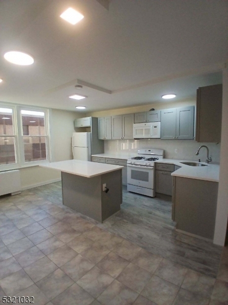 Property Photo:  704 N Broad St 3D  NJ 07208 