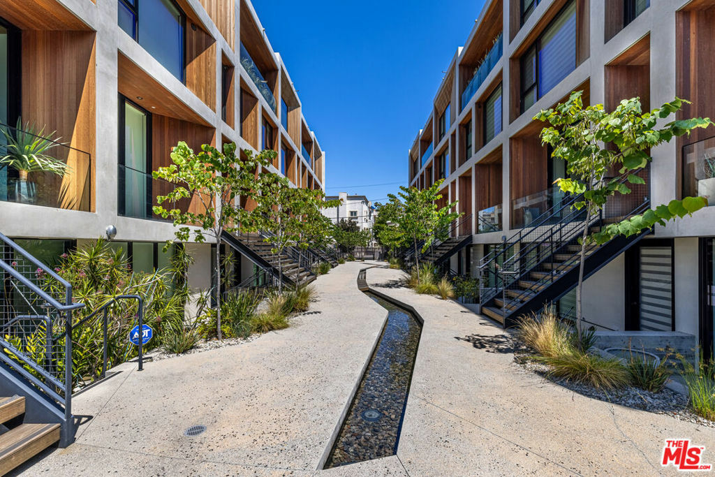 Property Photo: 610 S Van Ness Avenue 6 CA 90005