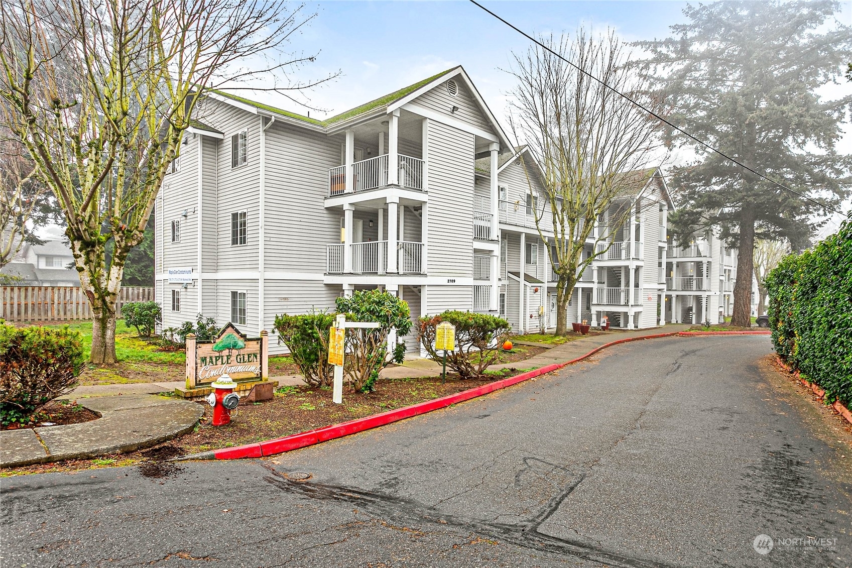 Property Photo:  2709  Maplewood Avenue 304  WA 98225 