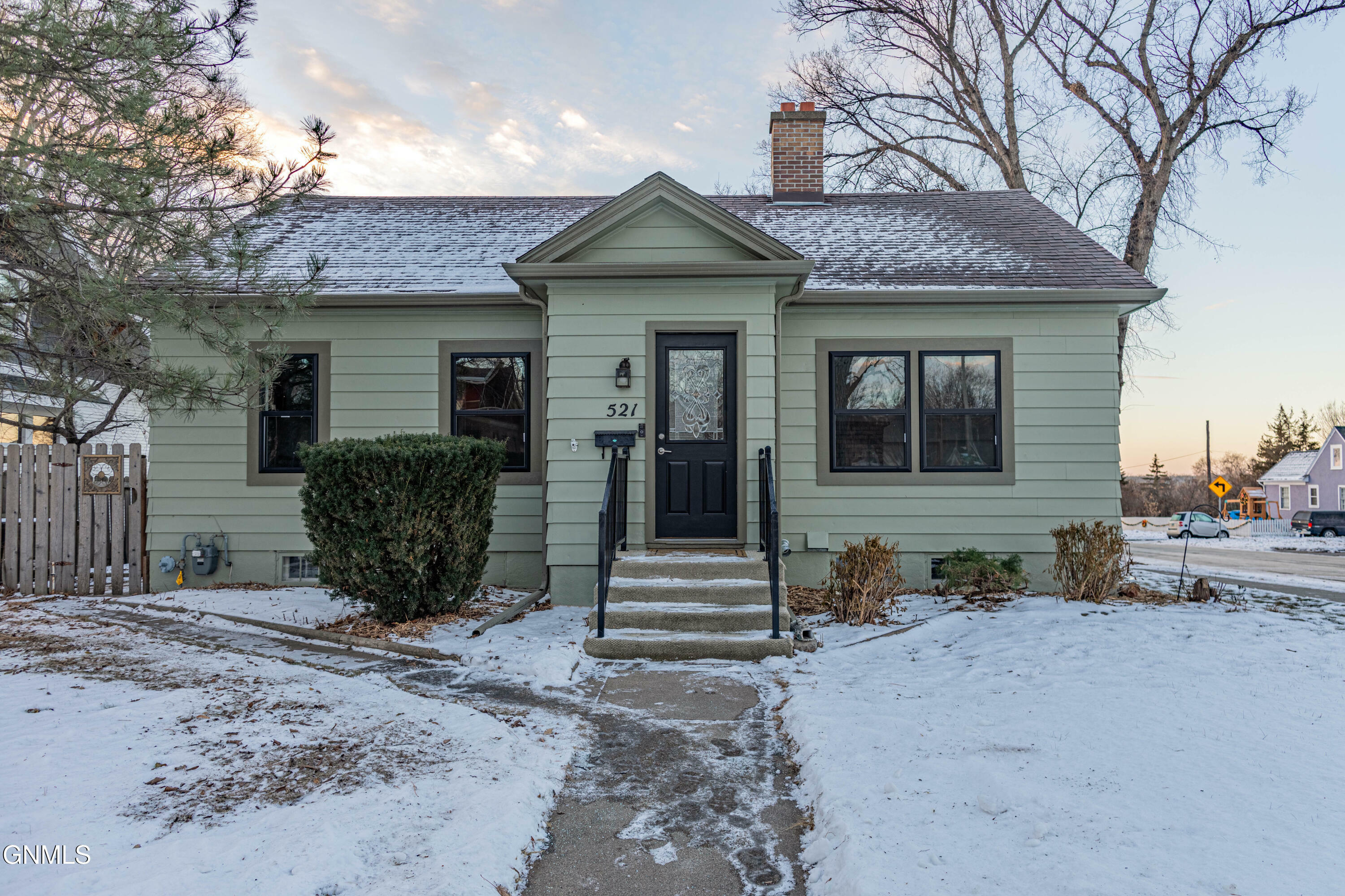 Property Photo:  521 Thayer Avenue  ND 58501 