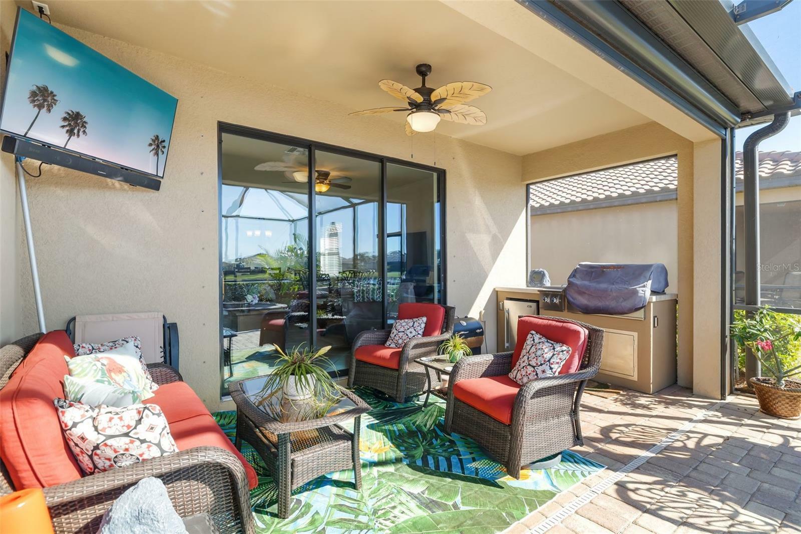 Property Photo: 6517 Willowshire Way FL 34212