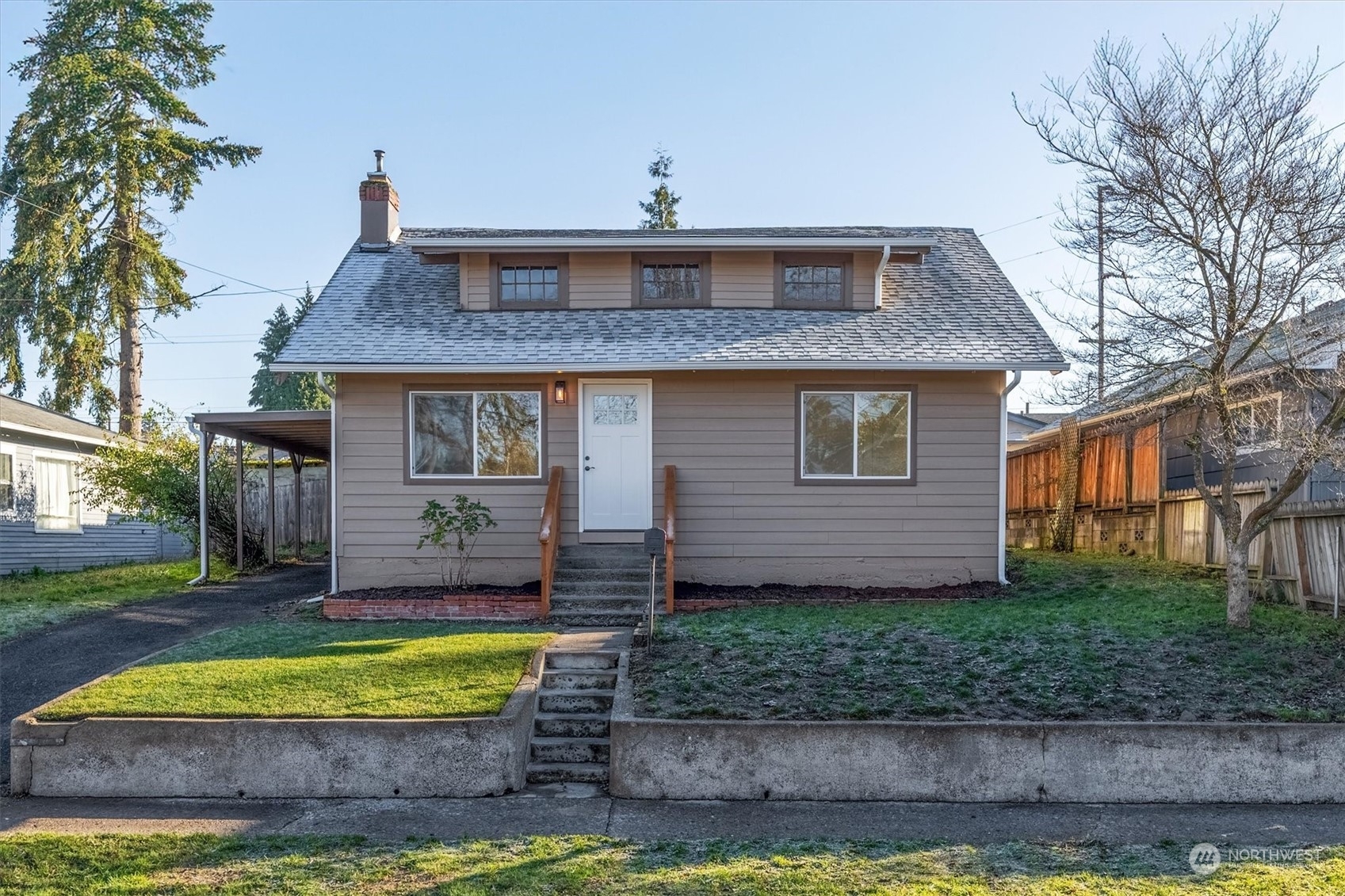 Property Photo:  1002 N 6th Avenue  WA 98626 