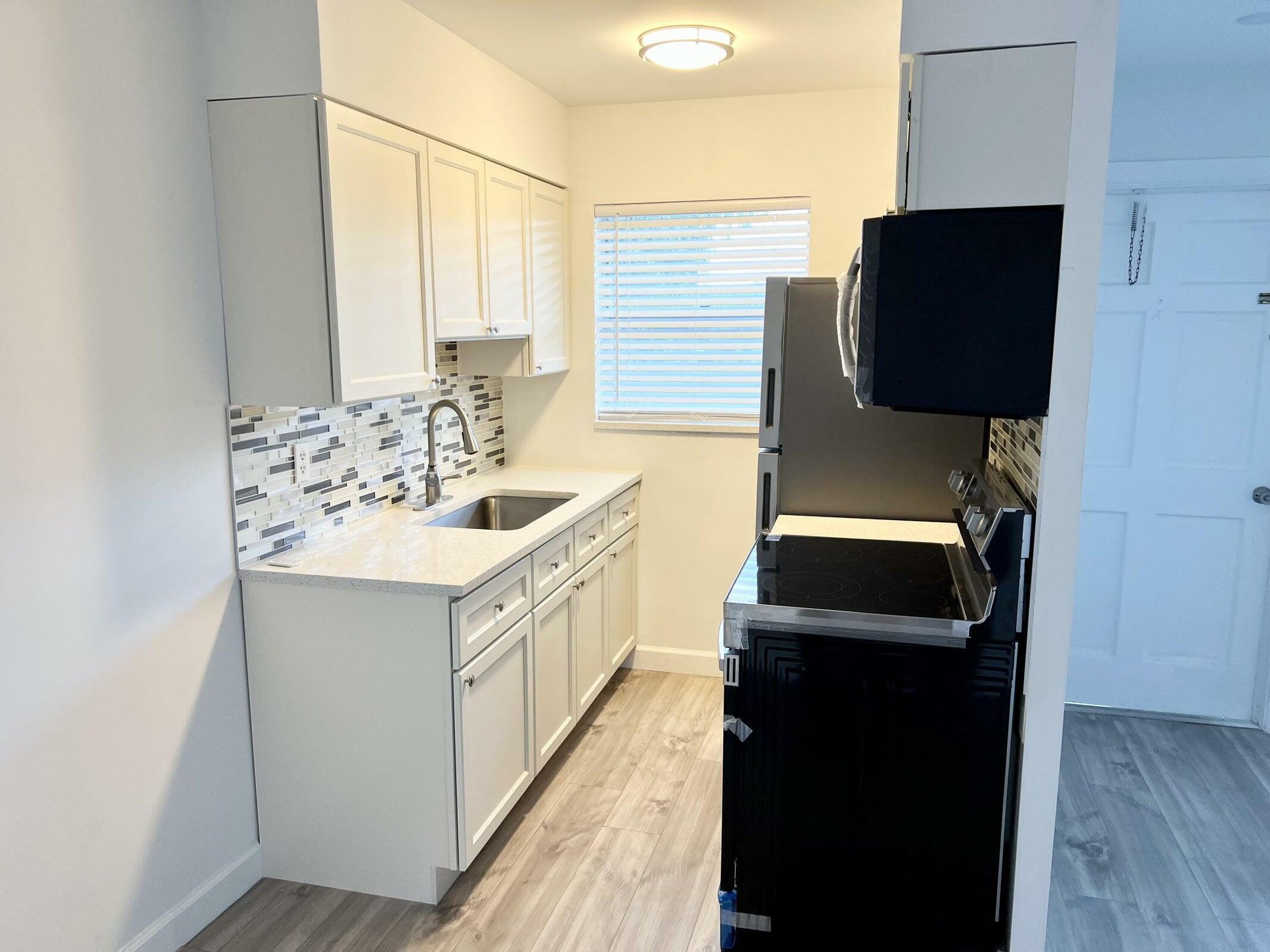 Property Photo:  525 S Broadway Street M  FL 33462 