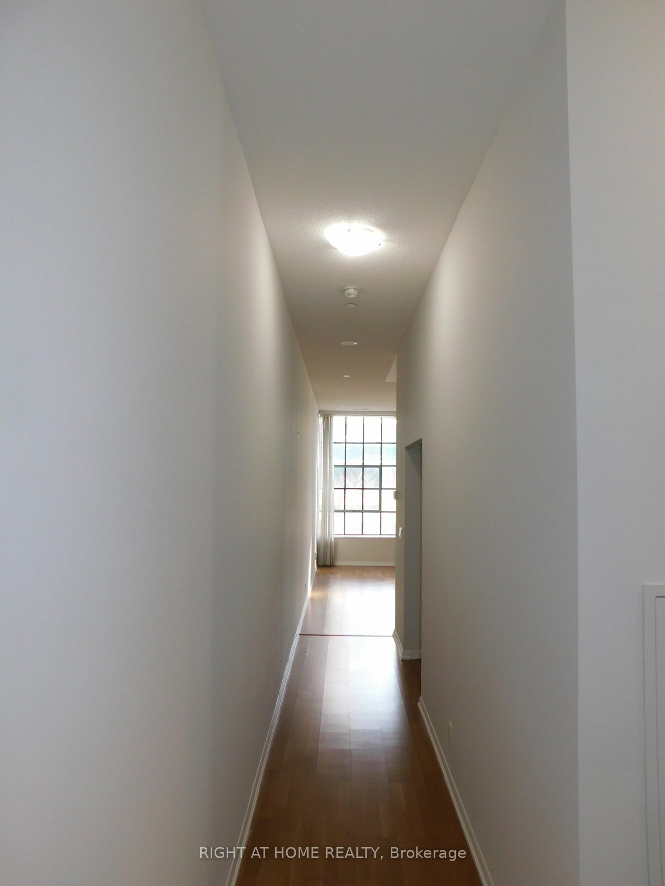 Property Photo:  832 Bay St 208  ON M5S 1Z6 