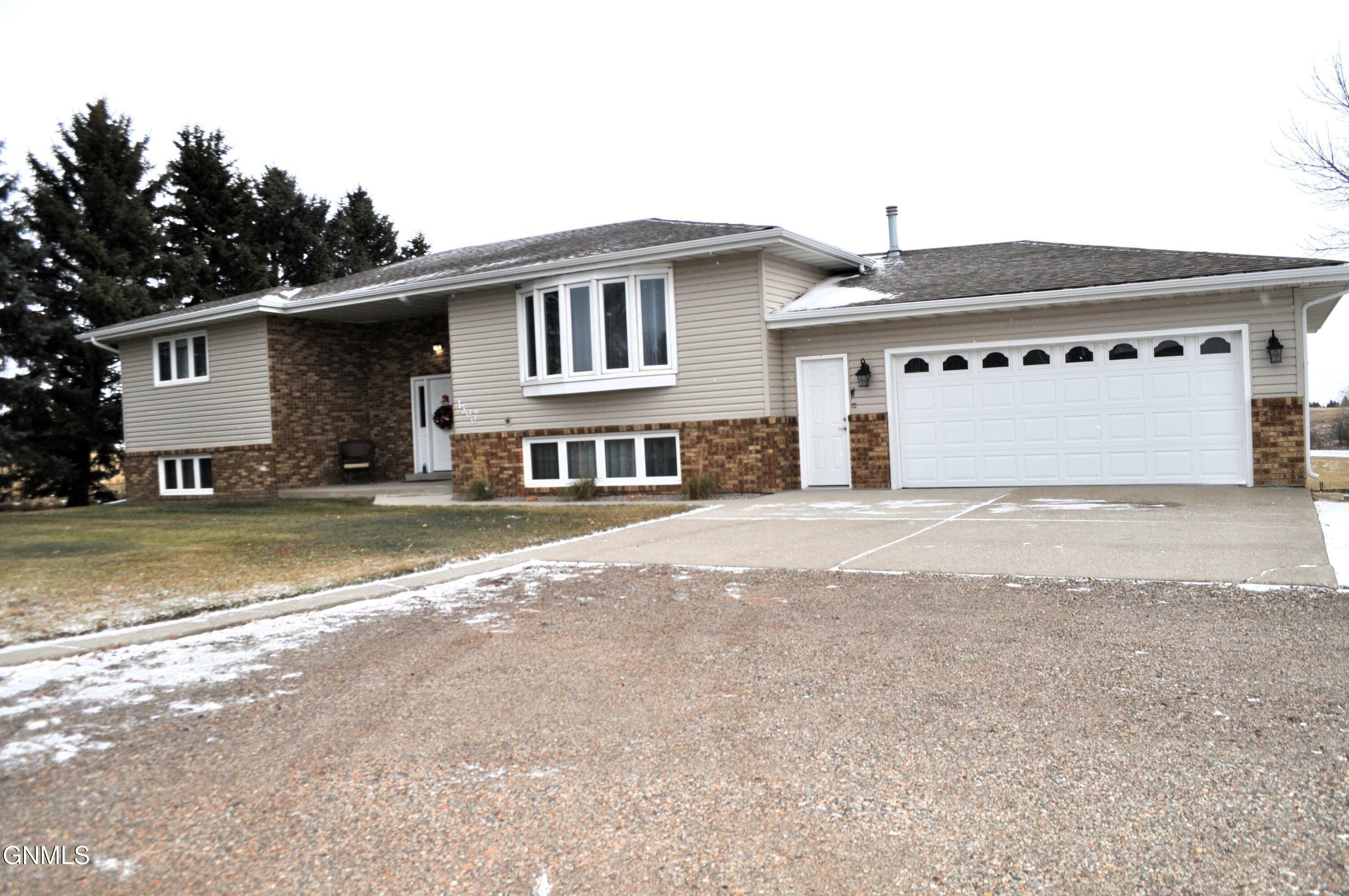 Property Photo:  1300 Crestfield Avenue  ND 58503 