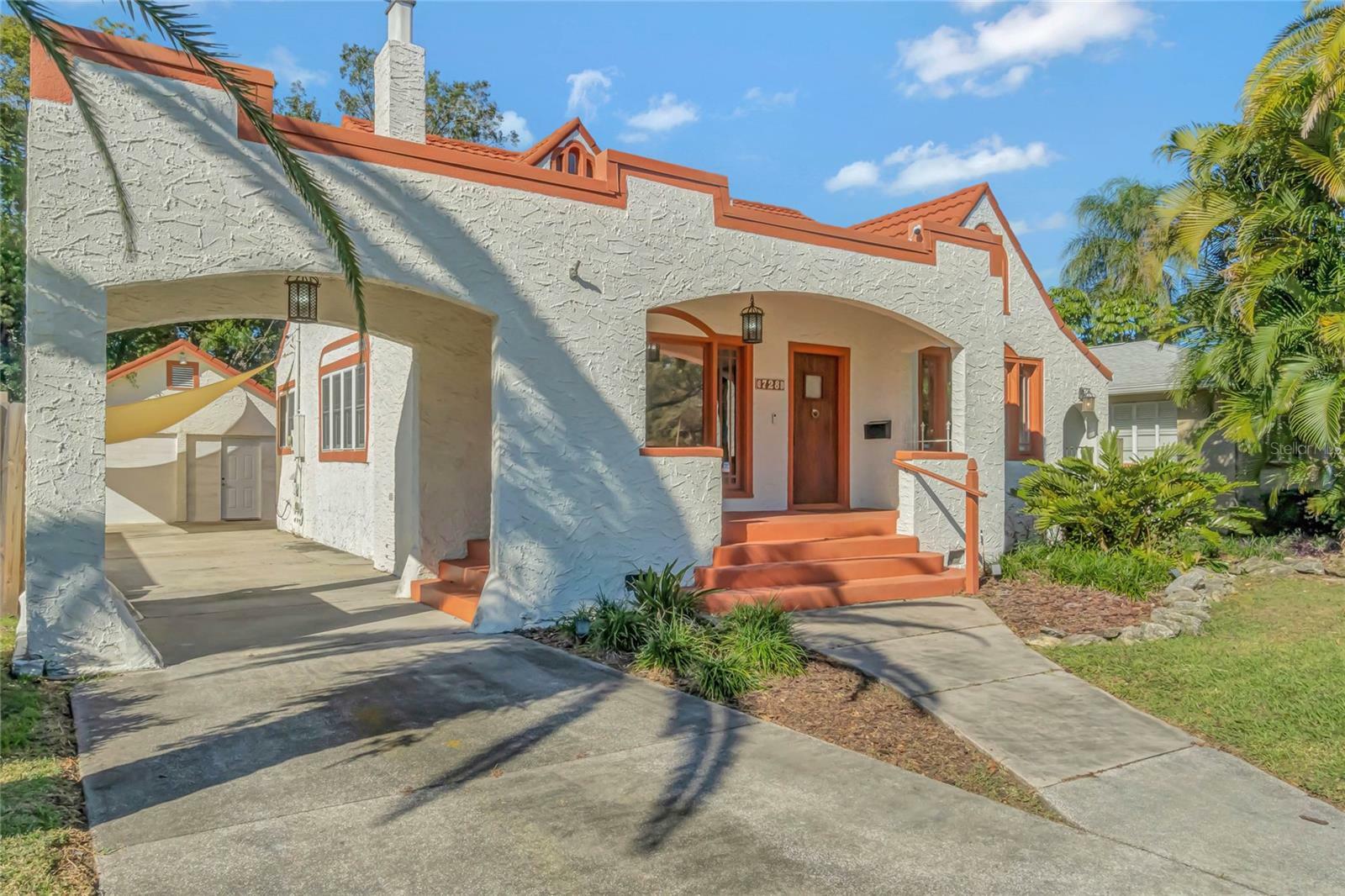 Property Photo:  728 Palm Drive  FL 32803 