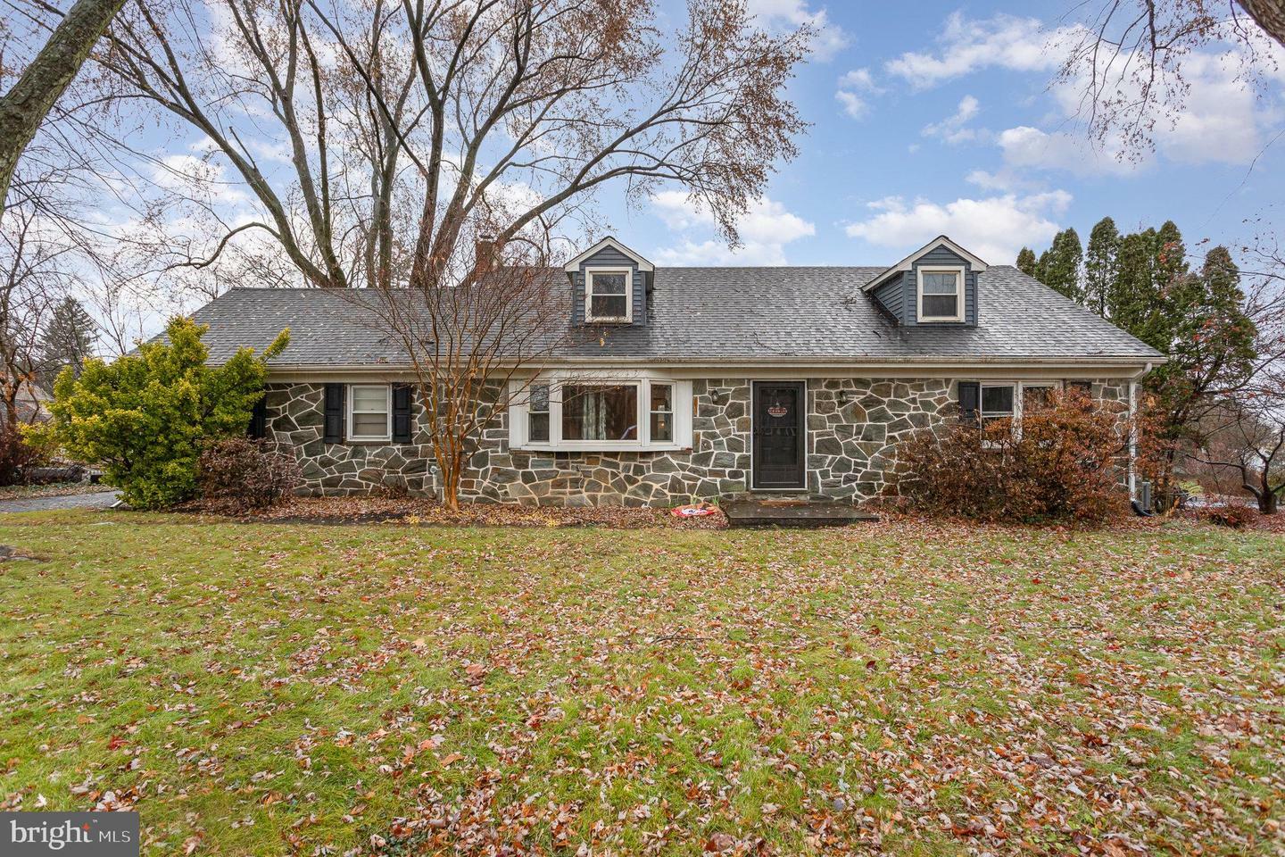 Property Photo:  2033 Robindale Avenue  PA 17601 