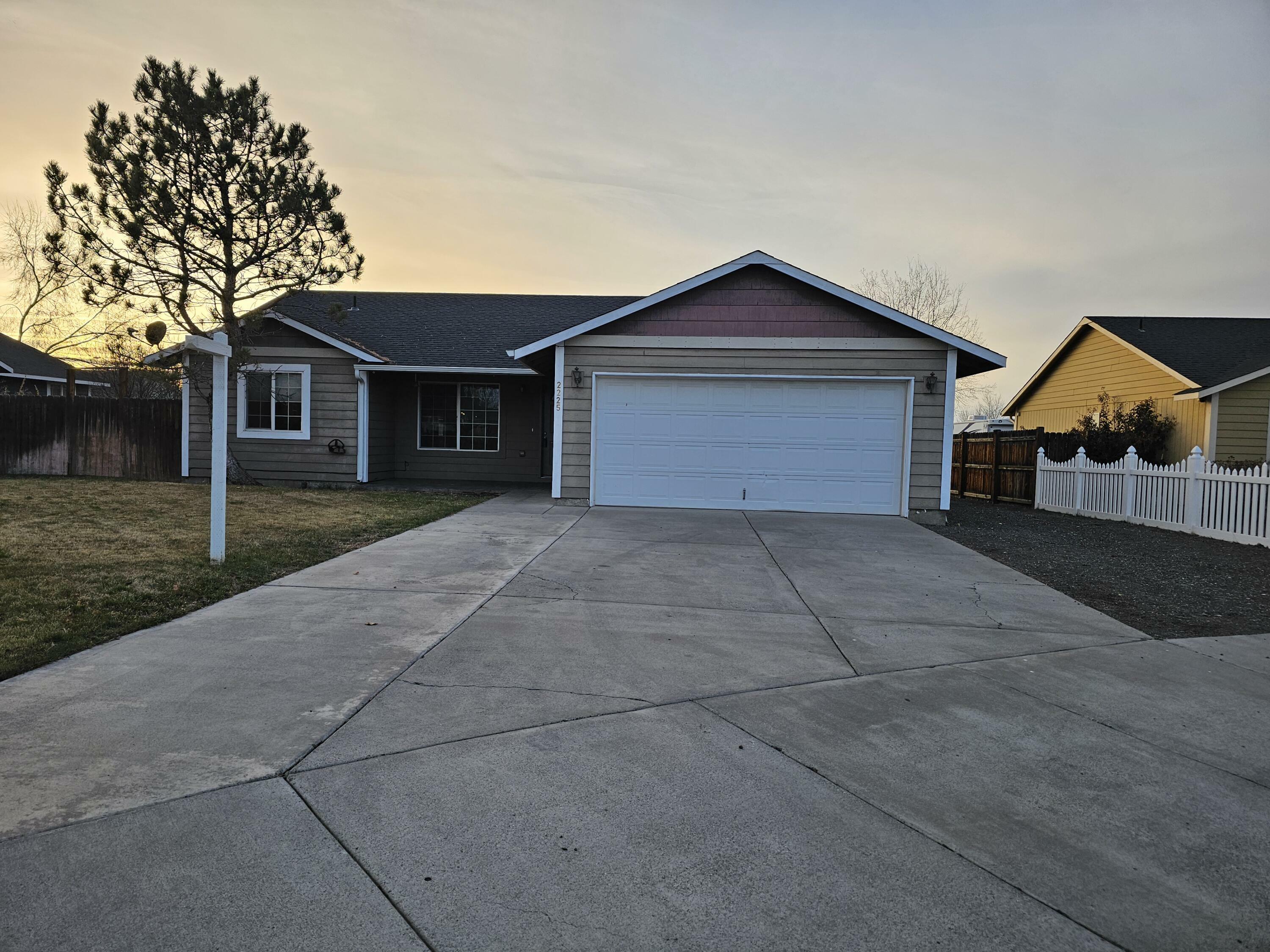 Property Photo:  2225 NE Timberwolf Loop  OR 97754 