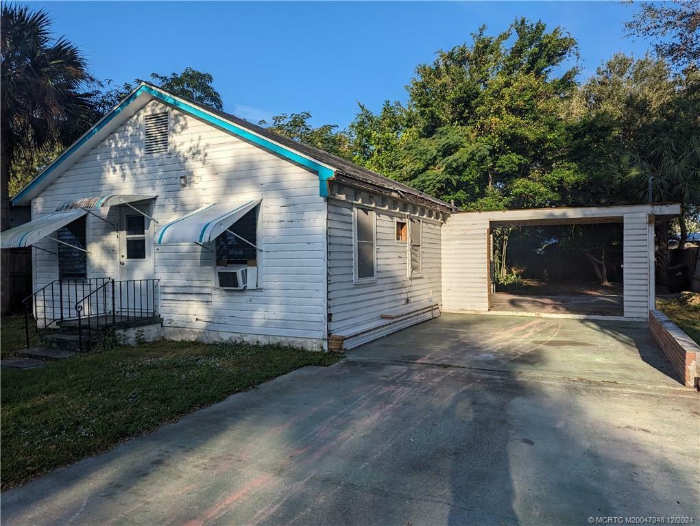 Property Photo:  704 SW Pine Avenue  FL 34994 