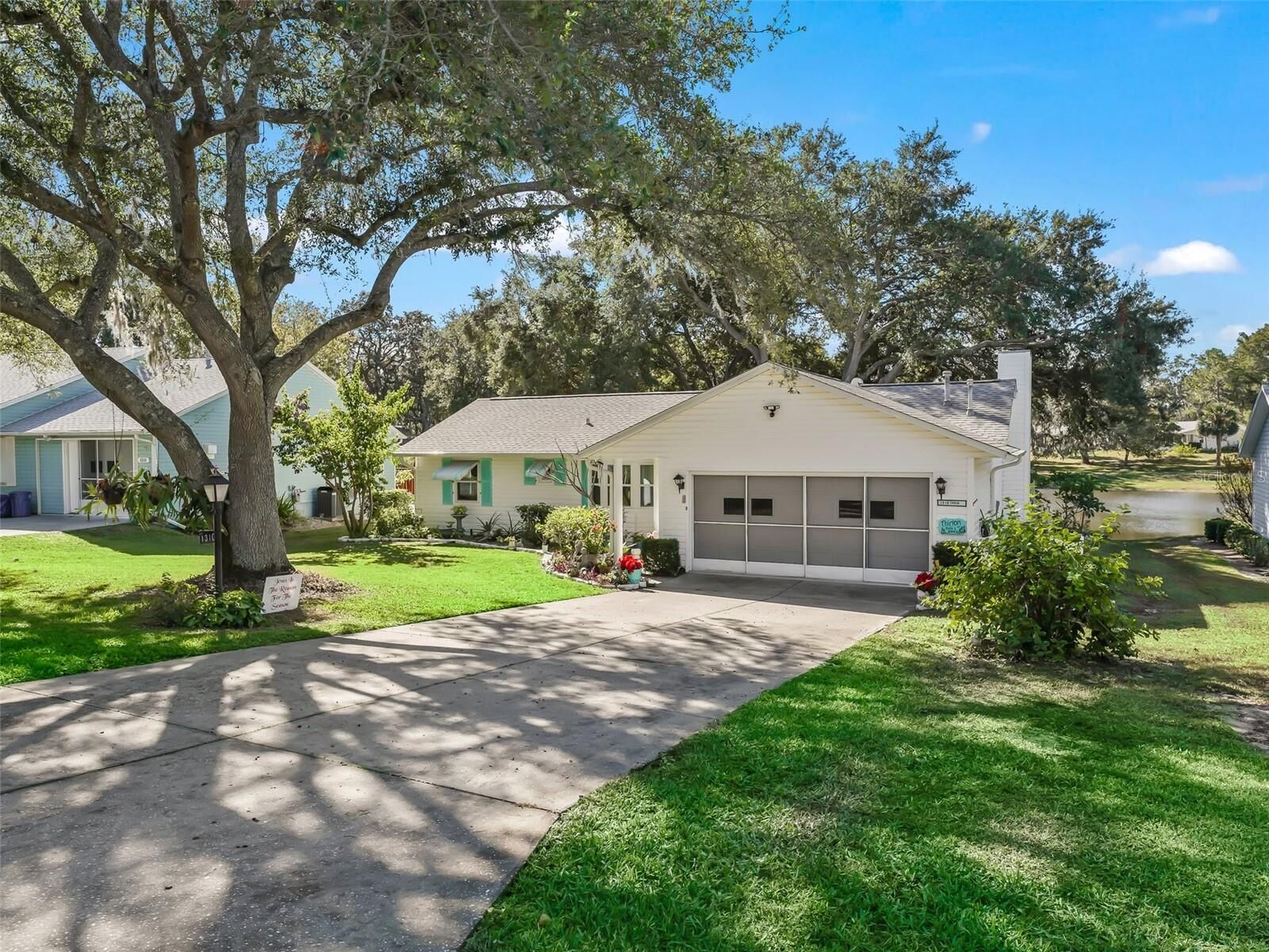 Property Photo: 1310 Moray Court FL 34788