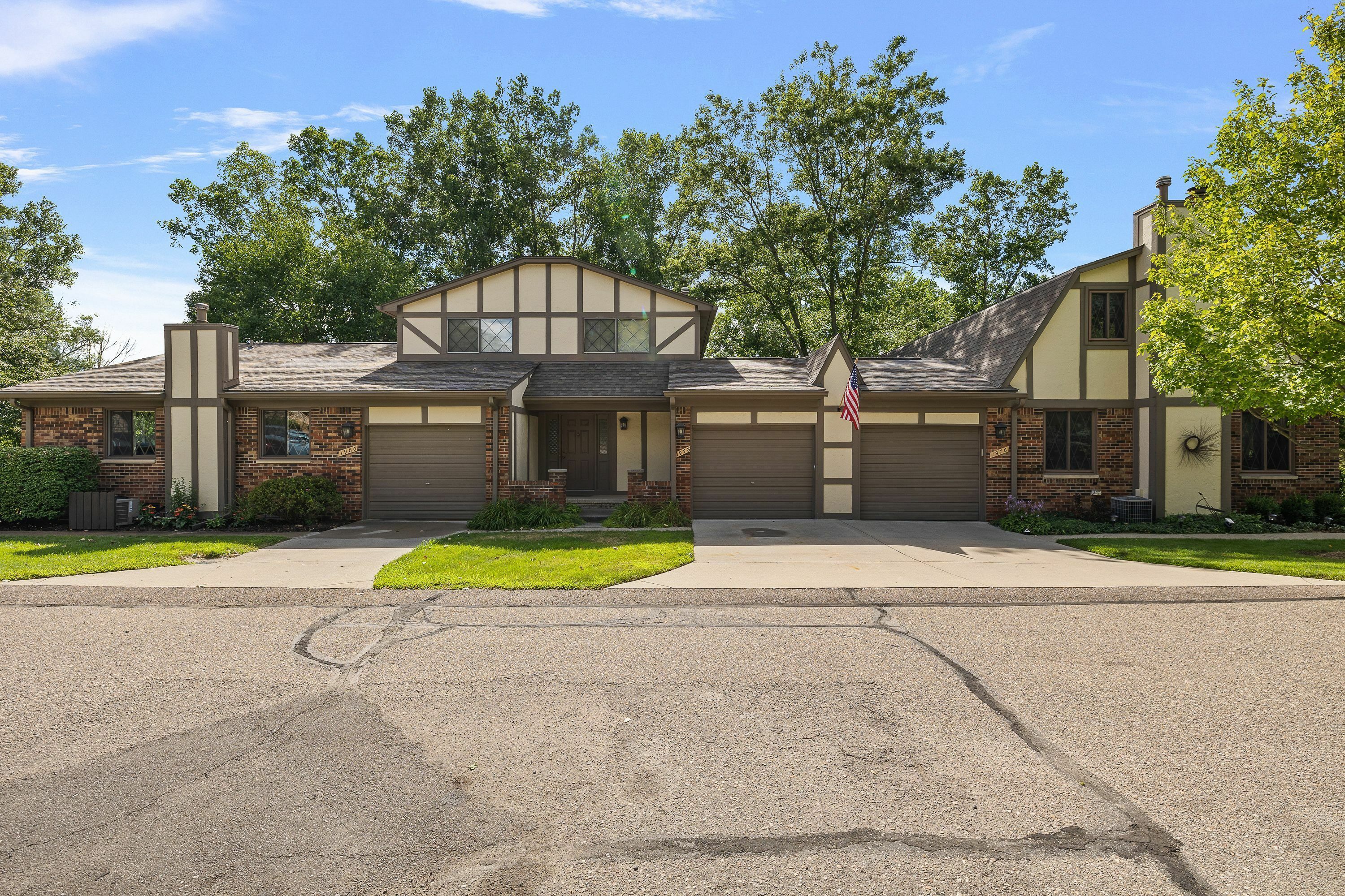 Property Photo:  1980 Pondview Court  MI 48309 3303 