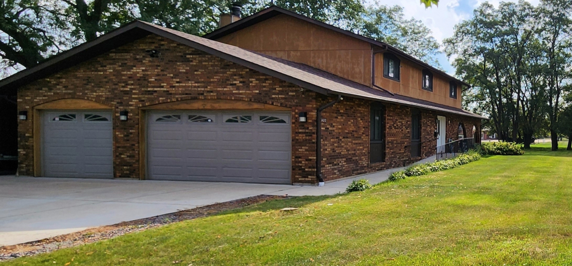 Property Photo:  1400 W Black Road  IL 60435 