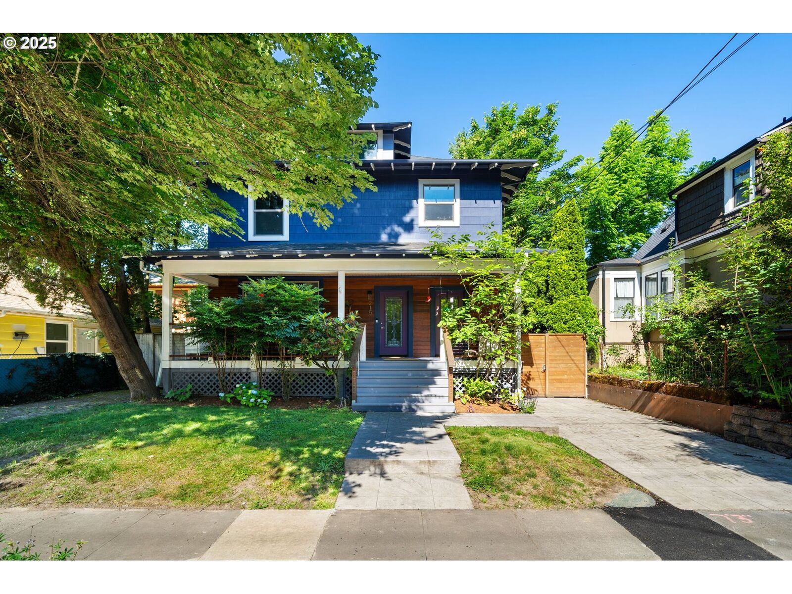 Property Photo:  215 NE 30th Ave  OR 97232 