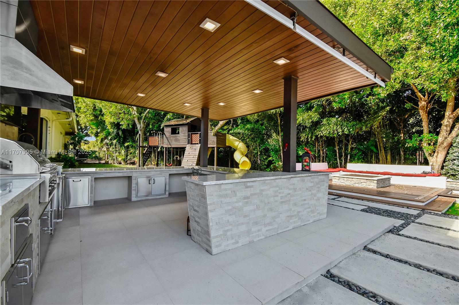 Property Photo:  2445 Provence Cir  FL 33327 