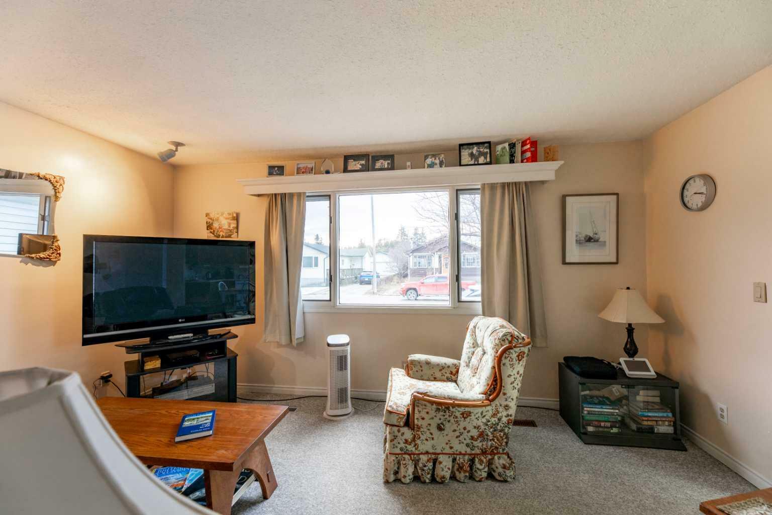 Property Photo:  141 Sherwood Drive  AB T7V 1P6 