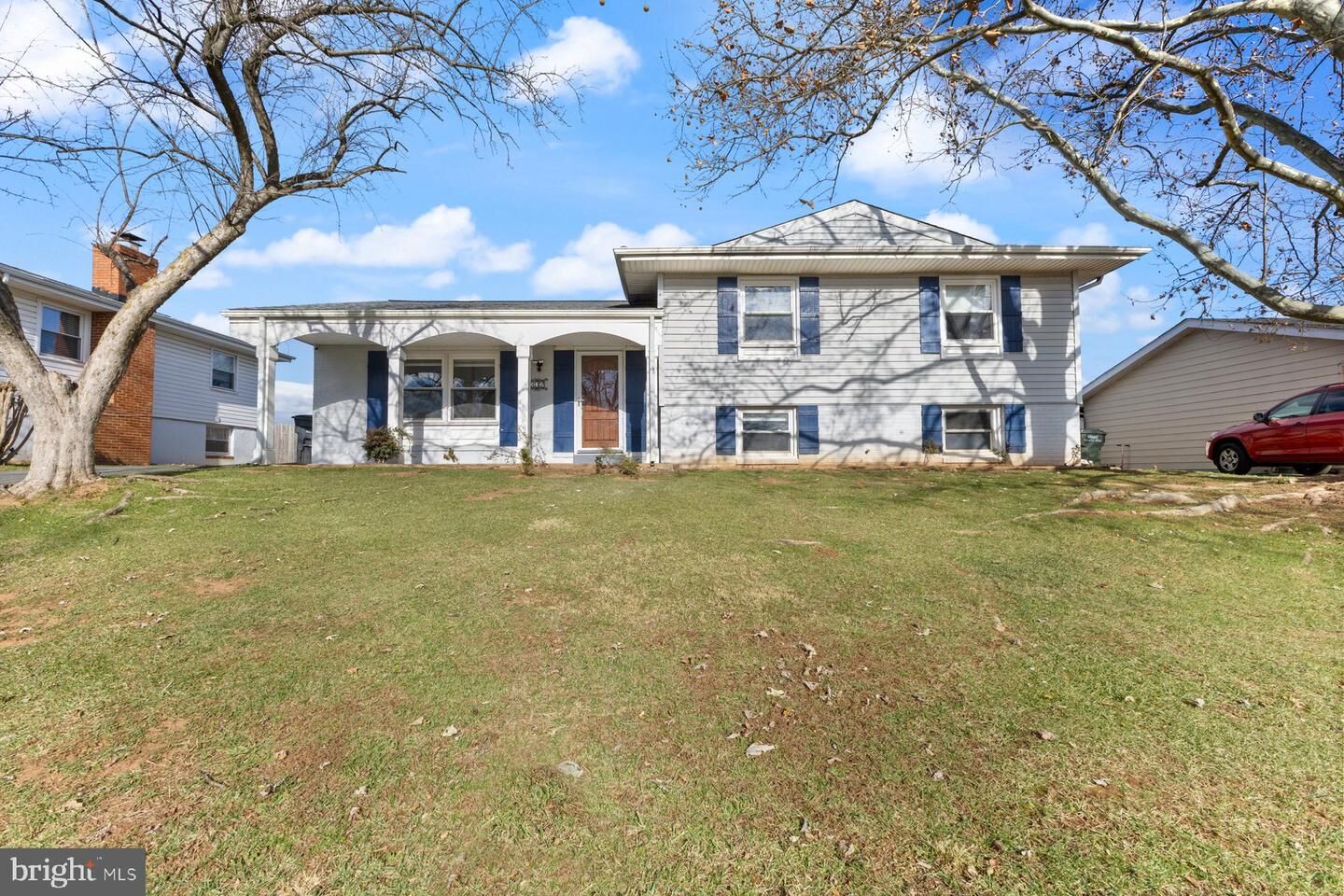 Property Photo: 302 W Juniper Avenue VA 20164