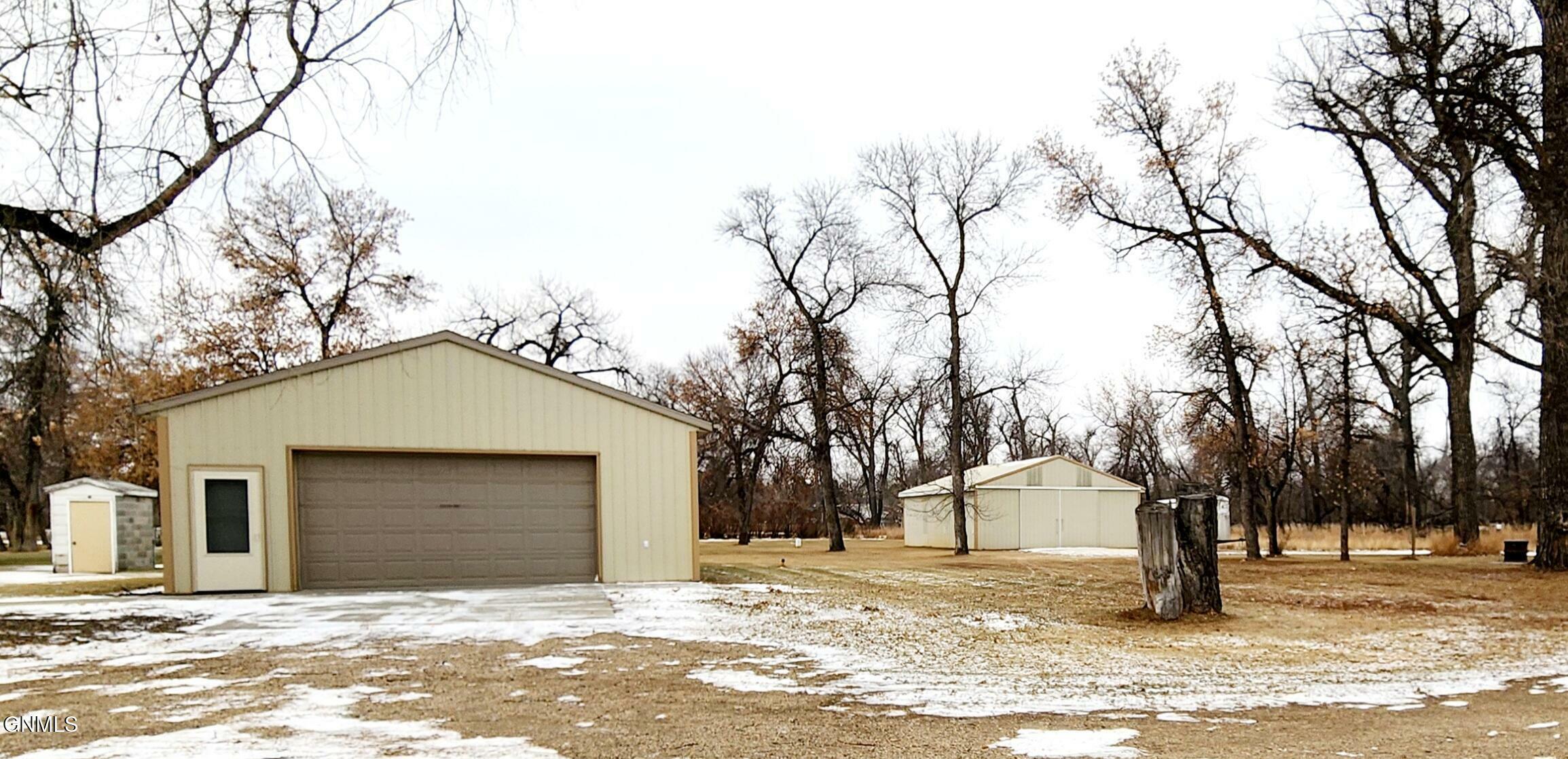 Property Photo:  4500 Thornburg Drive  ND 58504 