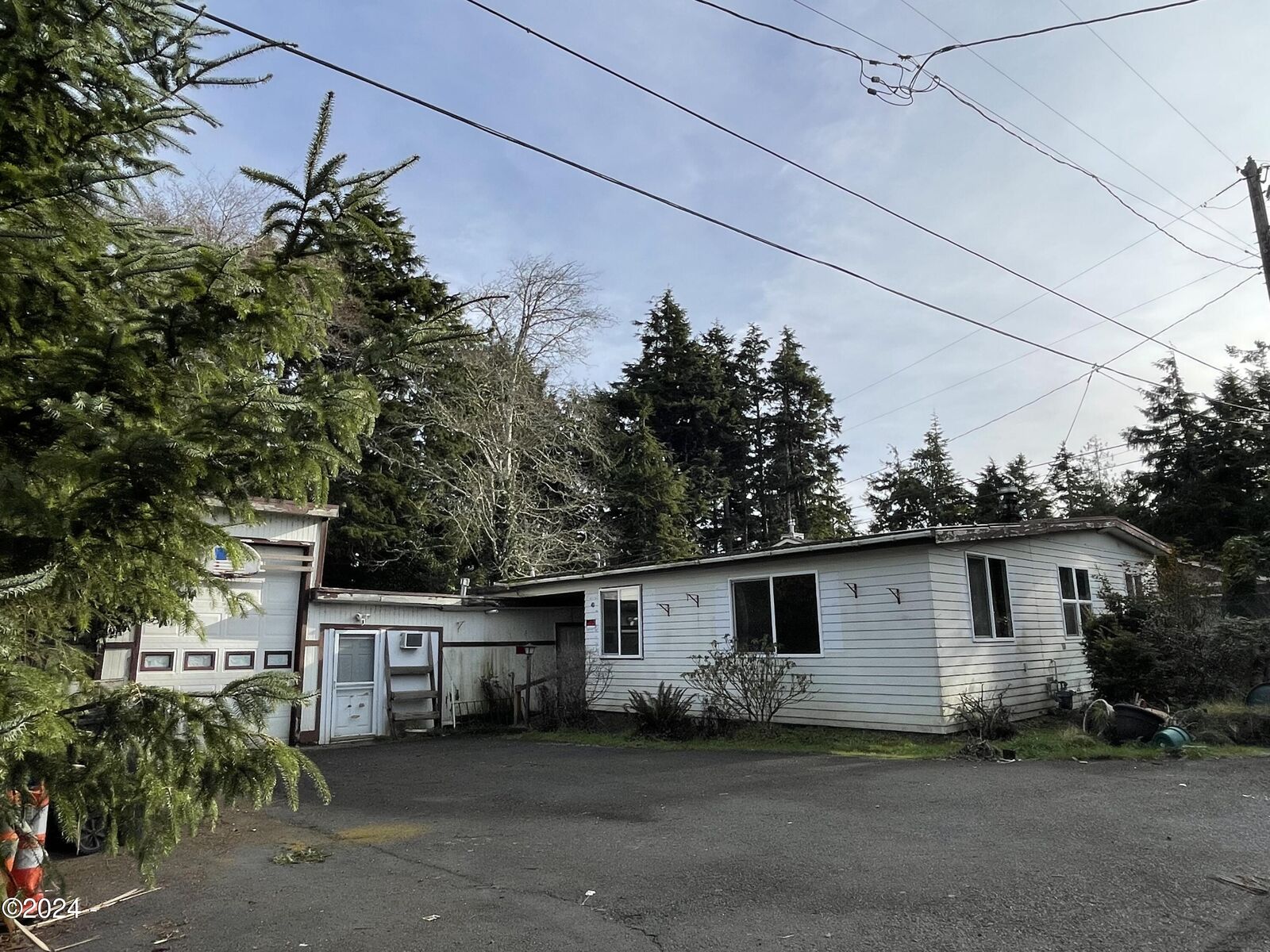 Property Photo:  724 SE Reef Avenue  OR 97367 