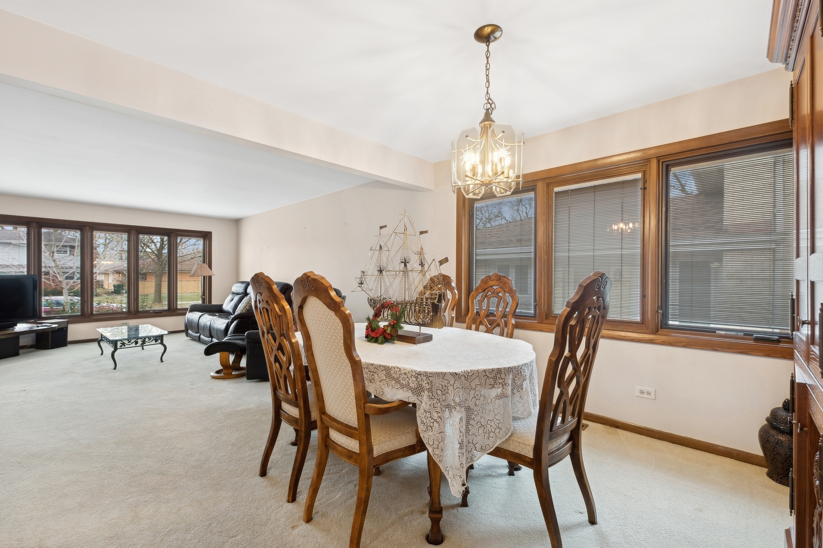 Property Photo:  117 N Aldine Avenue  IL 60068 