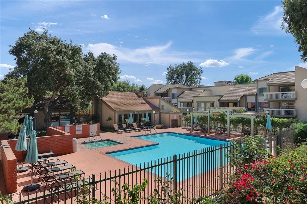 Property Photo:  460 Arbor Lane Court 103  CA 91360 